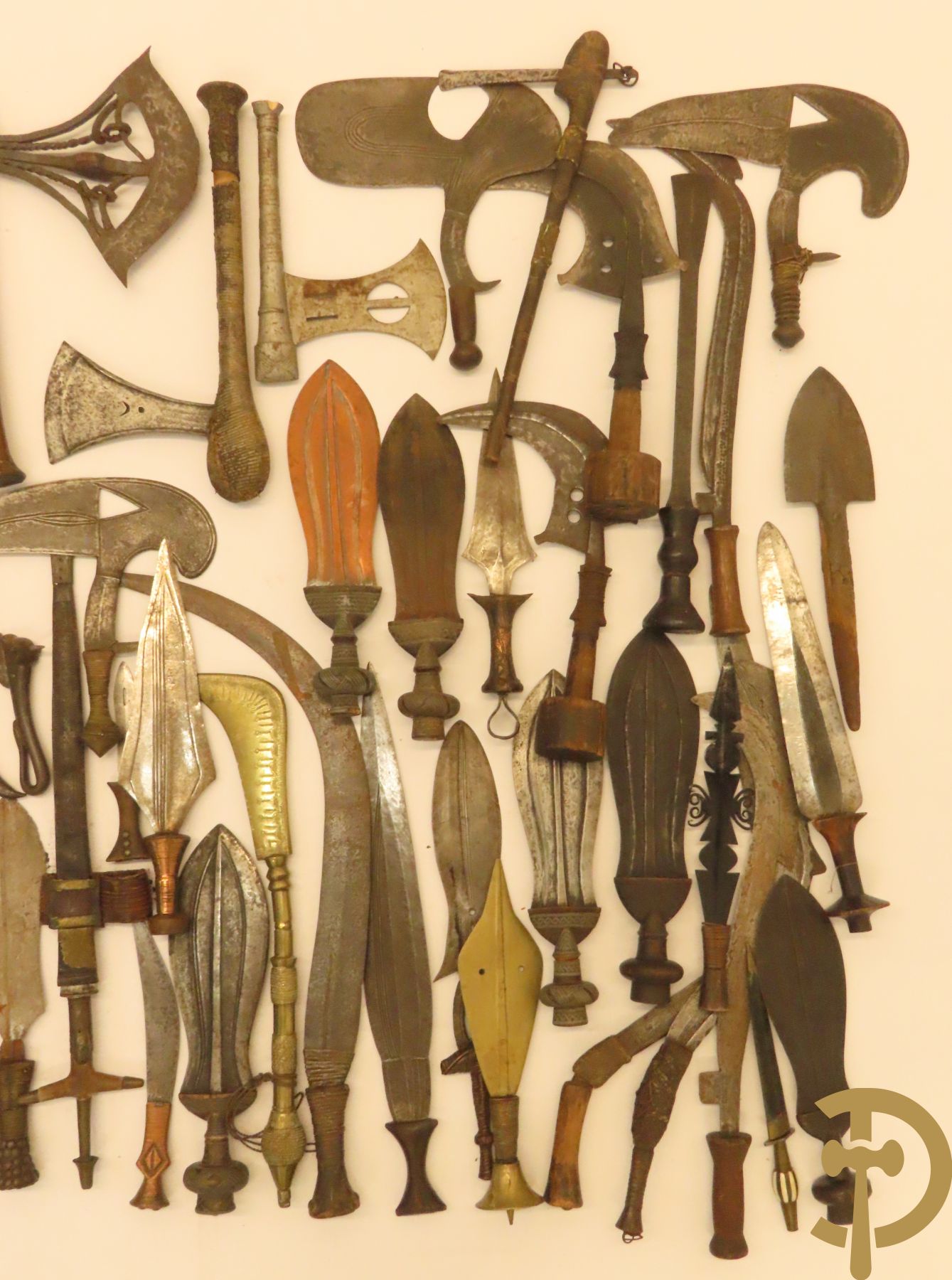 Verzameling mooi bewerkte Afrikaanse machetes, messen, speren, bijlen e.a.