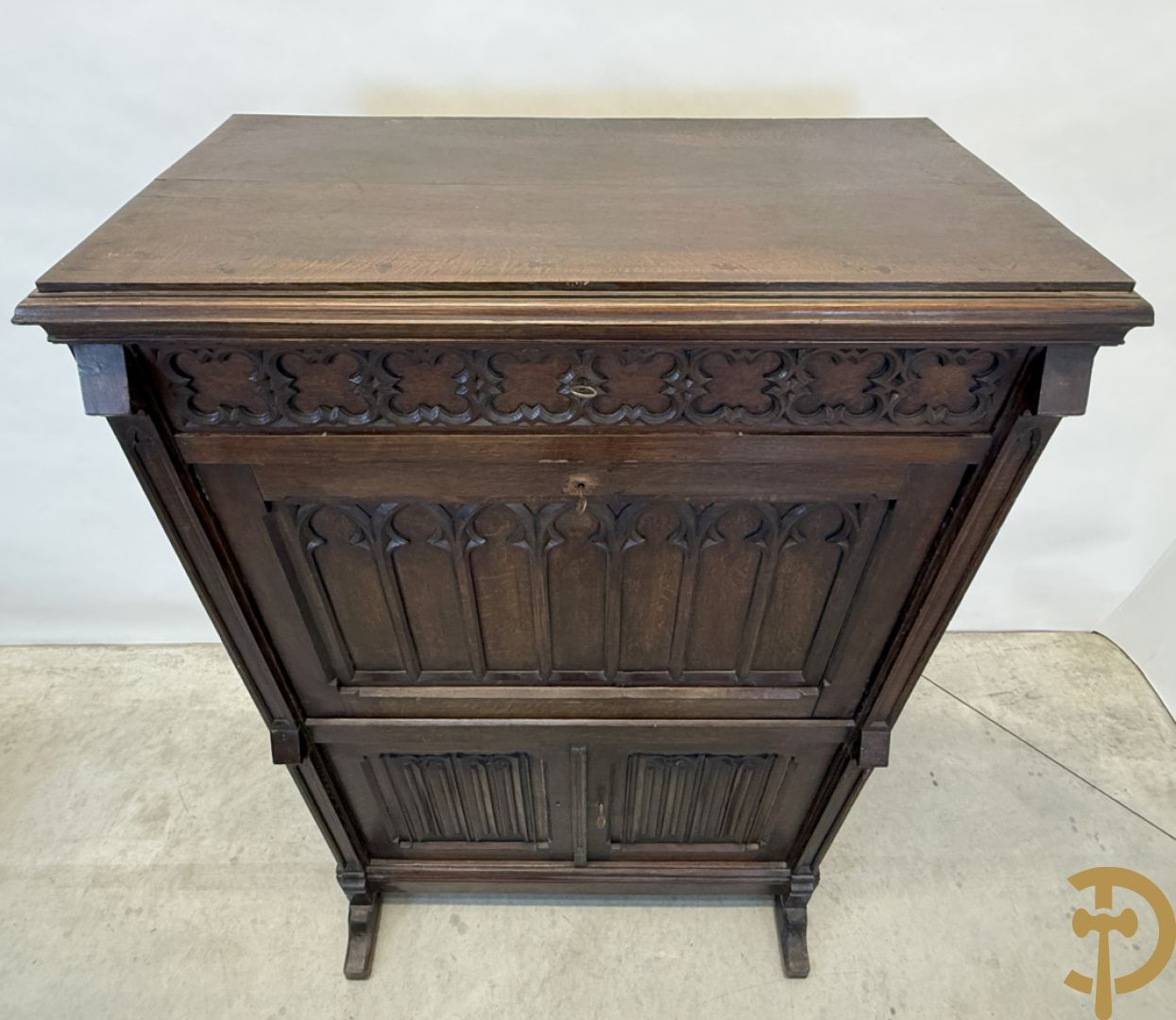 Massief eiken secretaire abattant met lade, klep en 2 deuren, centraal met interieur, Neo Gotisch