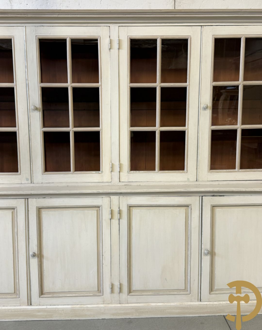 Beschilderde vitrine / buffet met 6 beglaasde deuren bonvenaan en 6 gesloten deuren onderaan