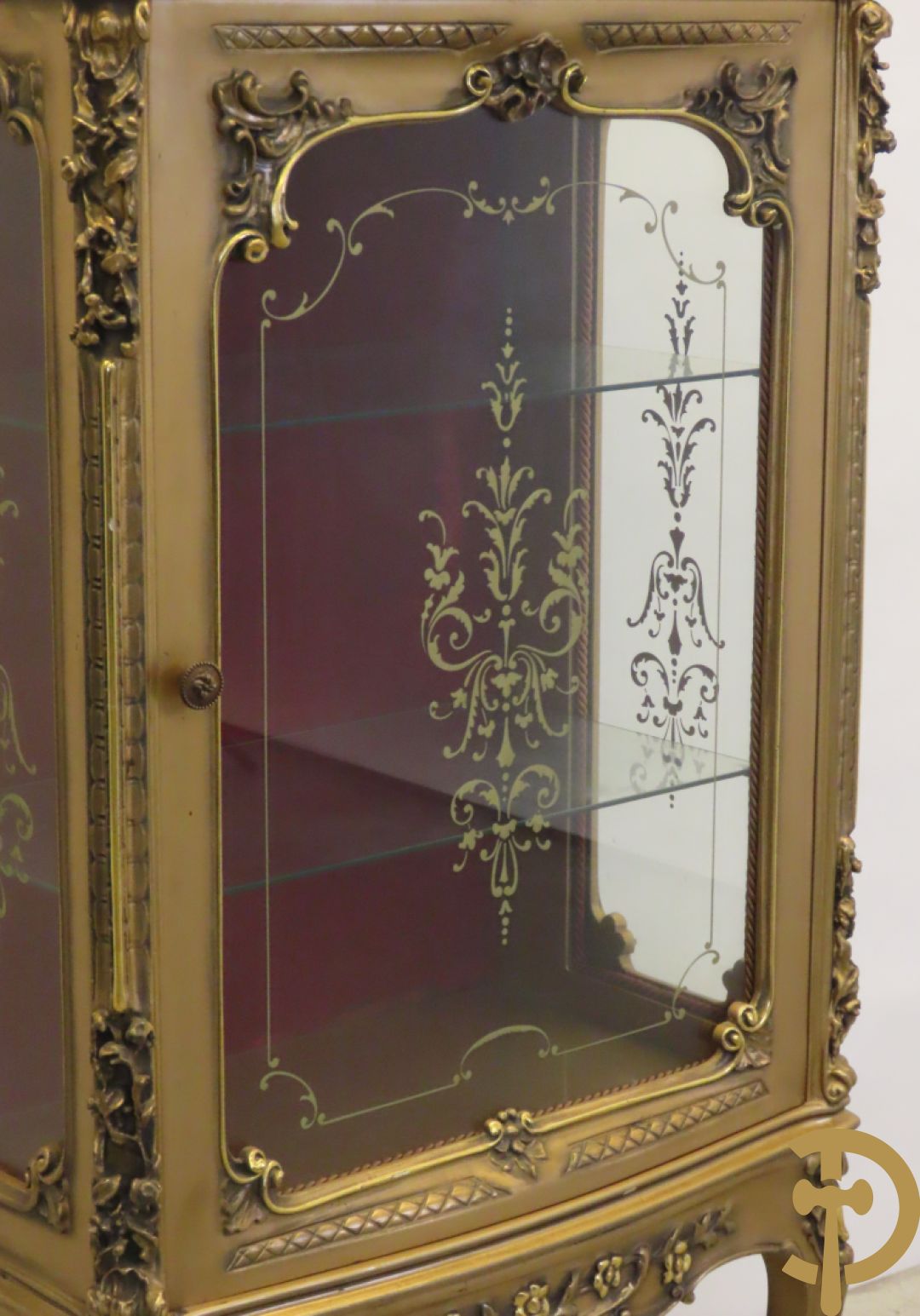 Vergulde vitrine met accanthusranken en ornamentiek in de ruiten geslepen, bovenaan bezet met marmeren blad