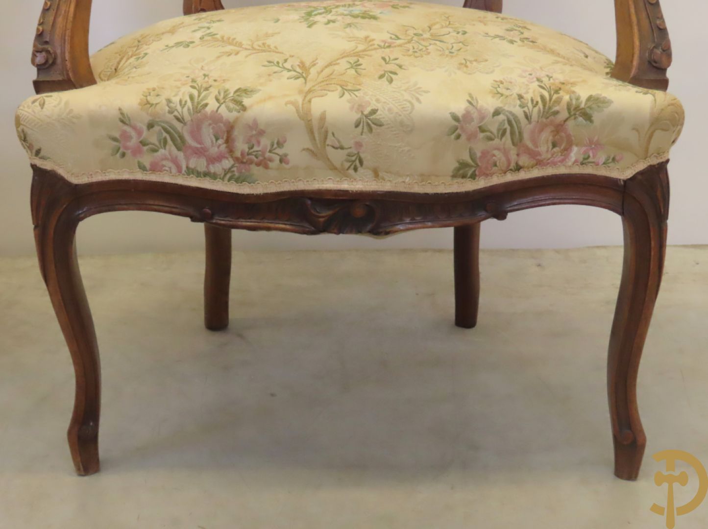 Vijfdelig Louis XV salonensemble in beuk bestaande uit tweezit, 2 armzetels en 2 stoelen