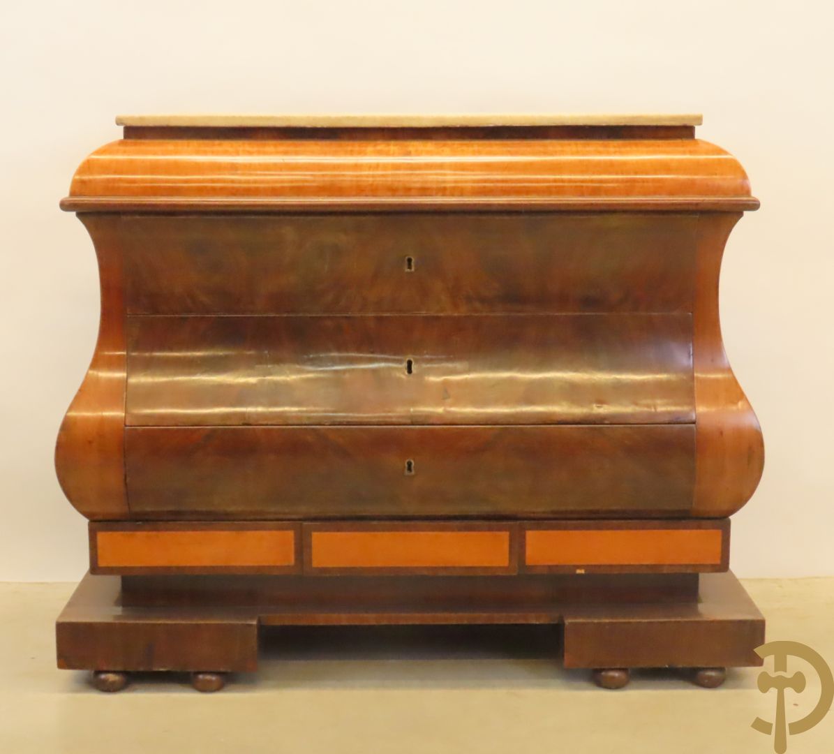 Antieke gegalbeerde commode van mahonie met 4 lades, 2 de kwart 19e