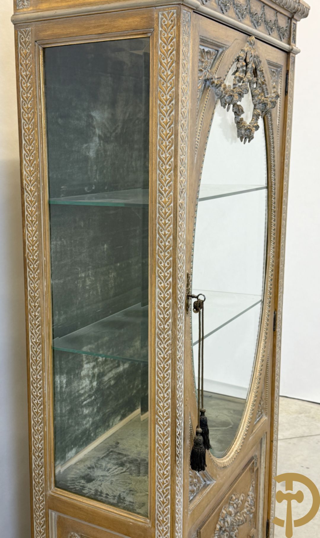 Vergulde ééndeursvitrine met geslepen ruiten, guirlandes en rocailles, bovenaan bekroond met bloemenkrans, Louis XVI stijl