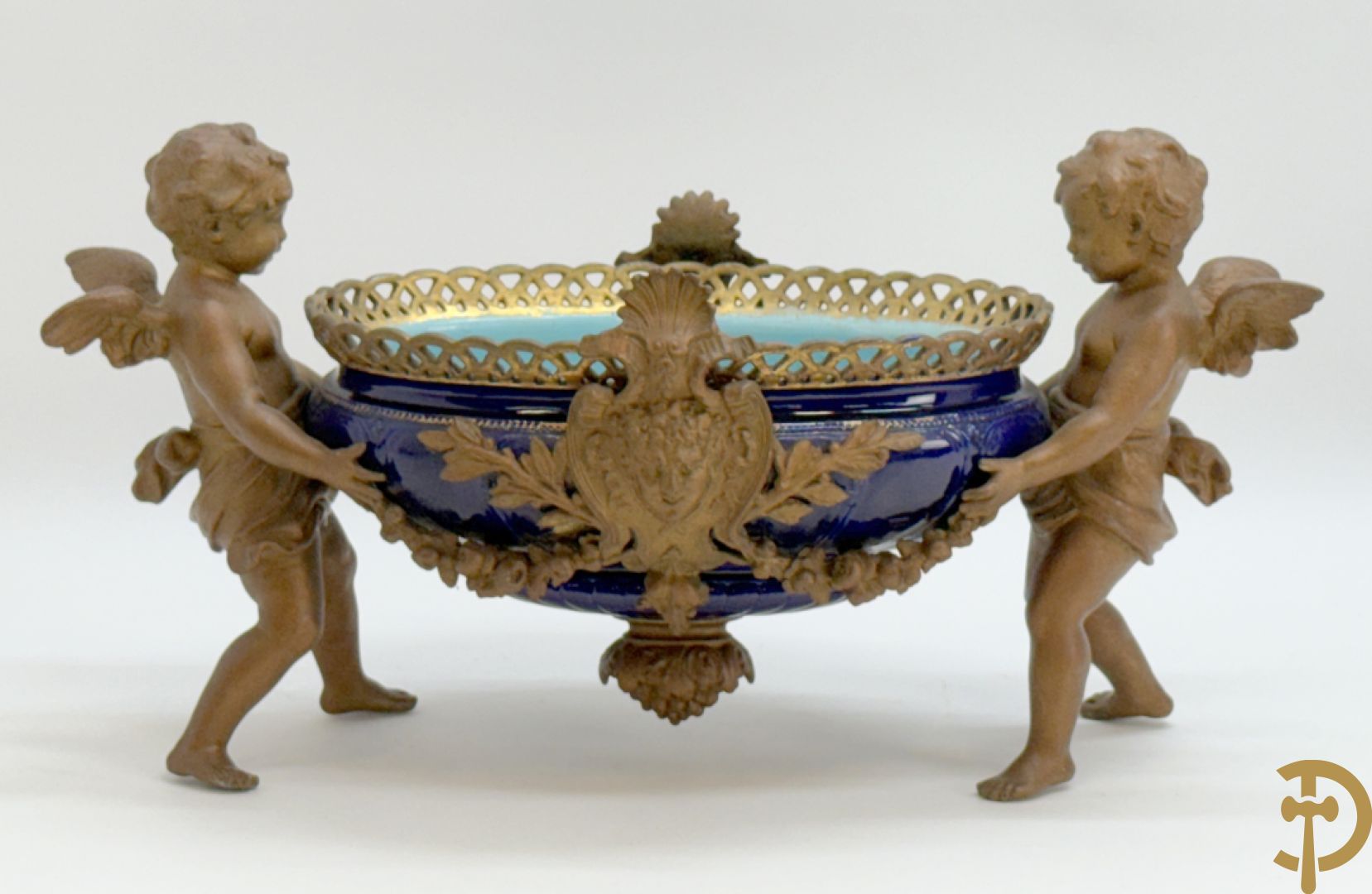 Blauwe coupe gehouden door paar zamak cupido