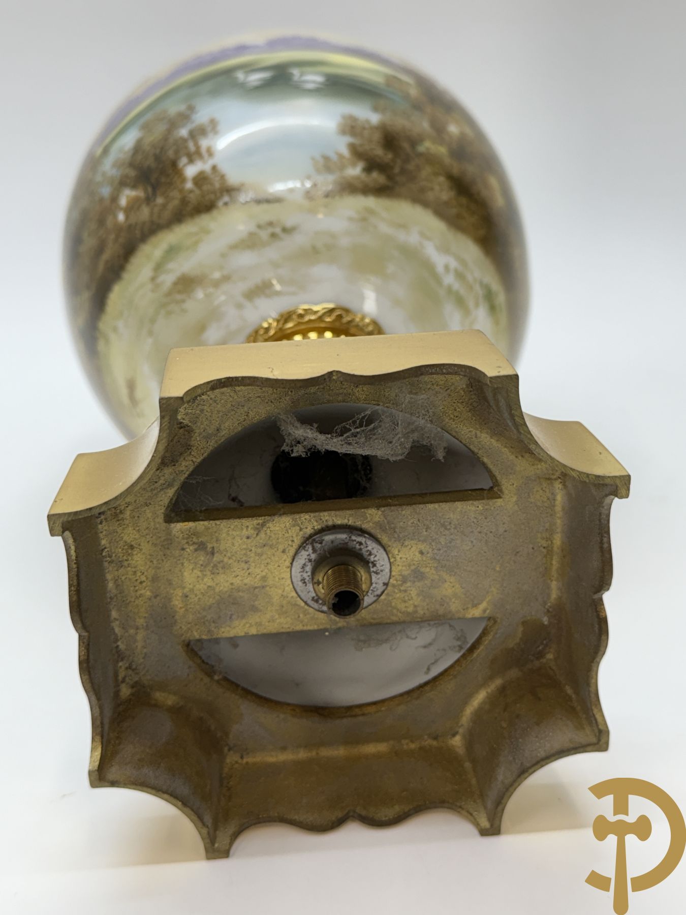 Paar Sèvres stijl vazen met bedrukt geanimeerd decor, naar Boucher