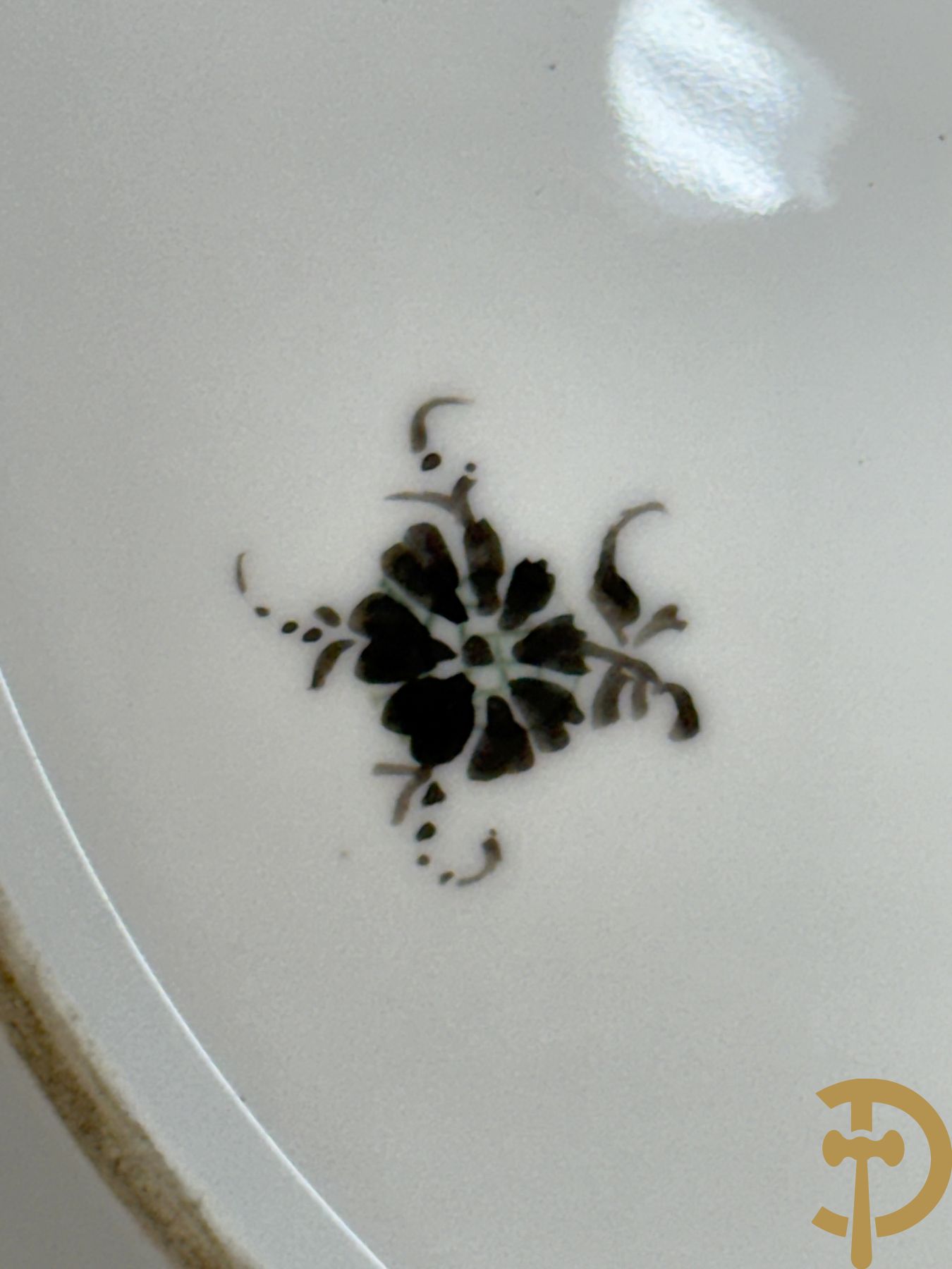 Paar handgekleurde Franse porseleinen borden met vogeldecor, 19e