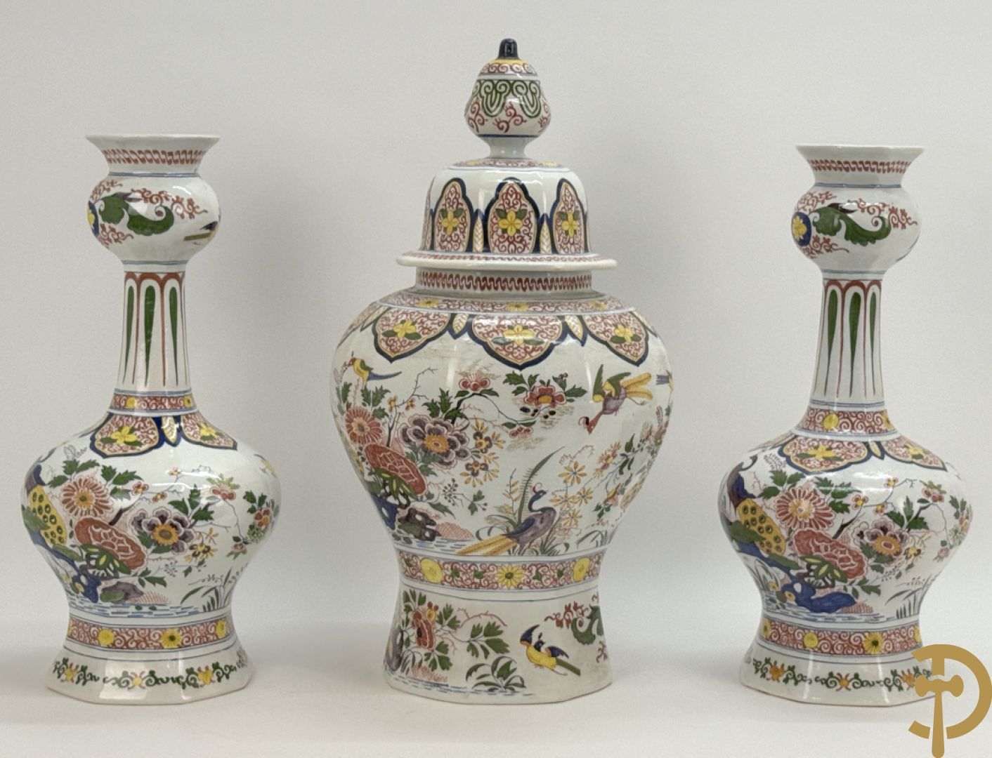 Driestel in polychrome faience met decor van vogels en bloemen bestaande uit dekselpotiche geflankeerd door 2 knobbelvazen, Boch 104/5