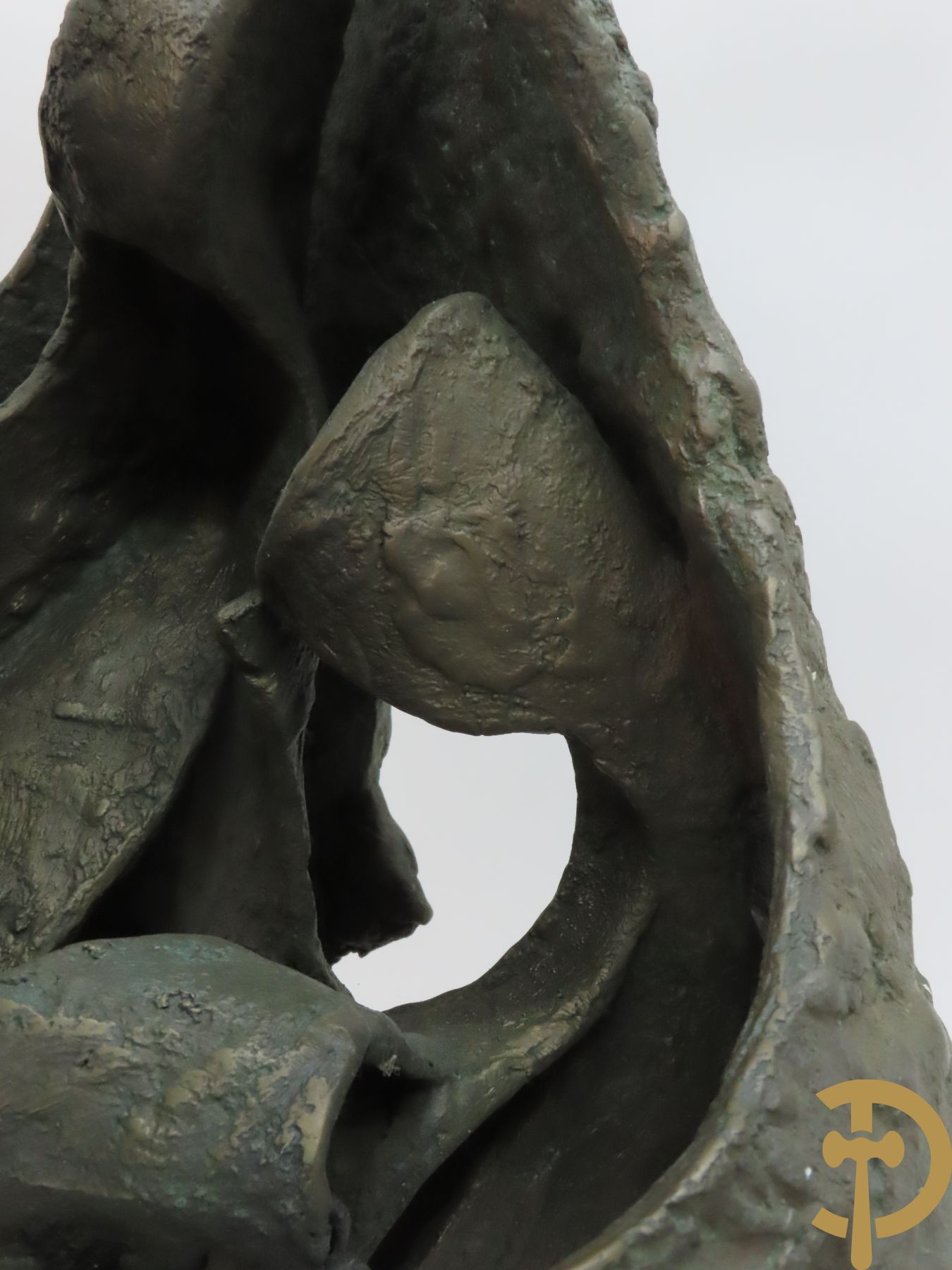 LAMPENS Mark getekend op arduinene sokkel - Kegelvormige bronssculptuur met grillig rolwerk