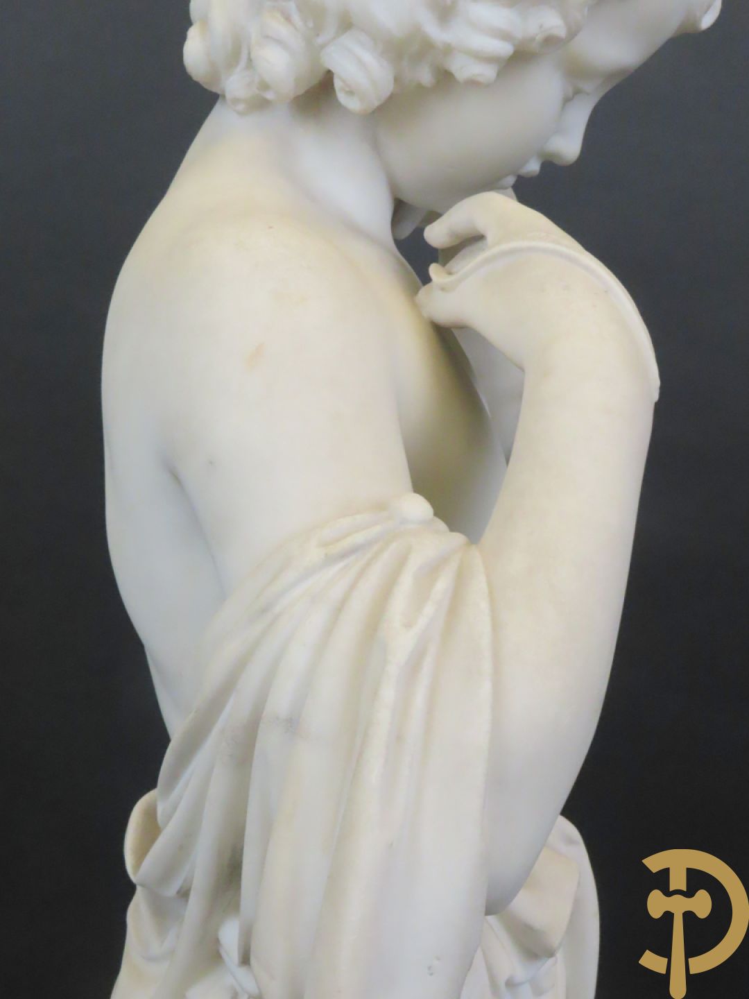 Onleesbaar getekend links achter 