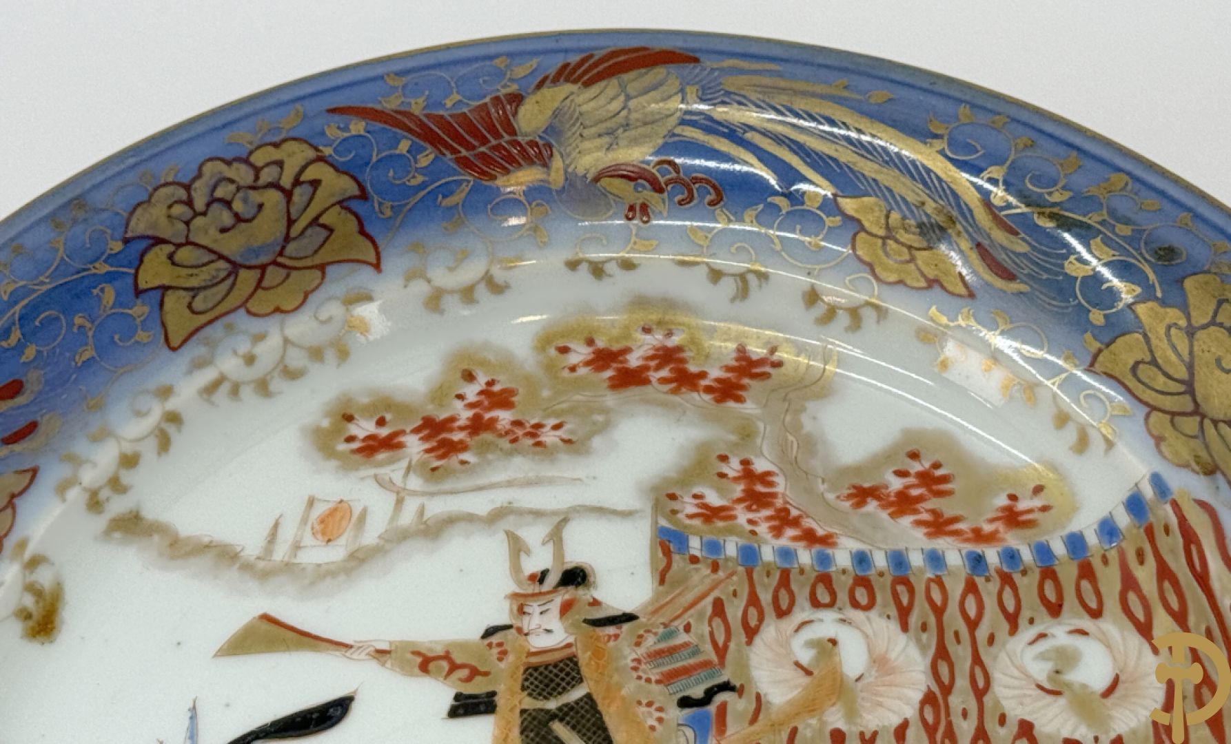 Paar Japanse meerkleurige porseleinen schalen met krijgerdecor op voet