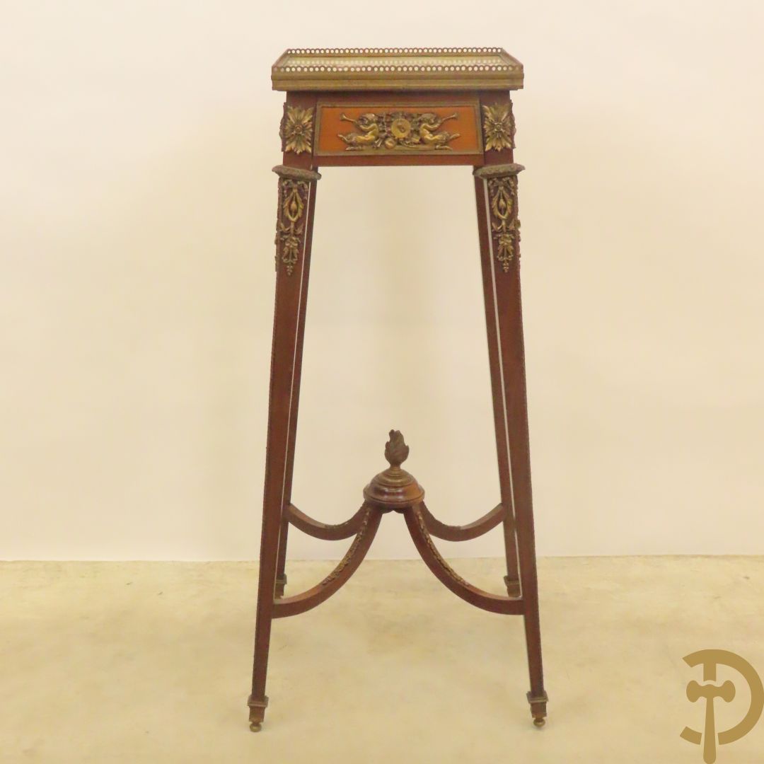 Notelaren staander bezet met bronsbeslag van musicerende cupido