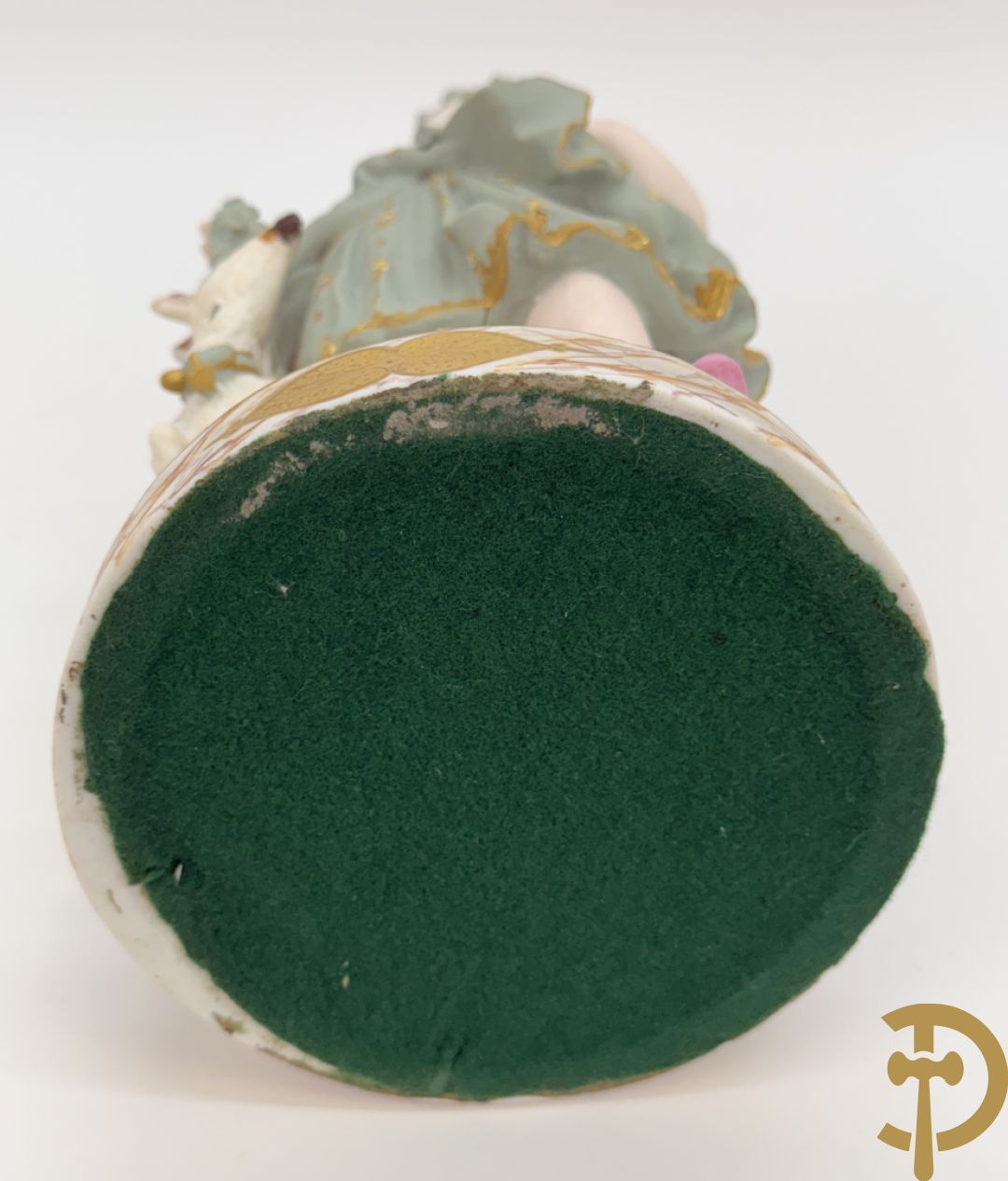 Paar grote Franse gekleurde biscuits van meisje en 
 jongen met schaap en geit