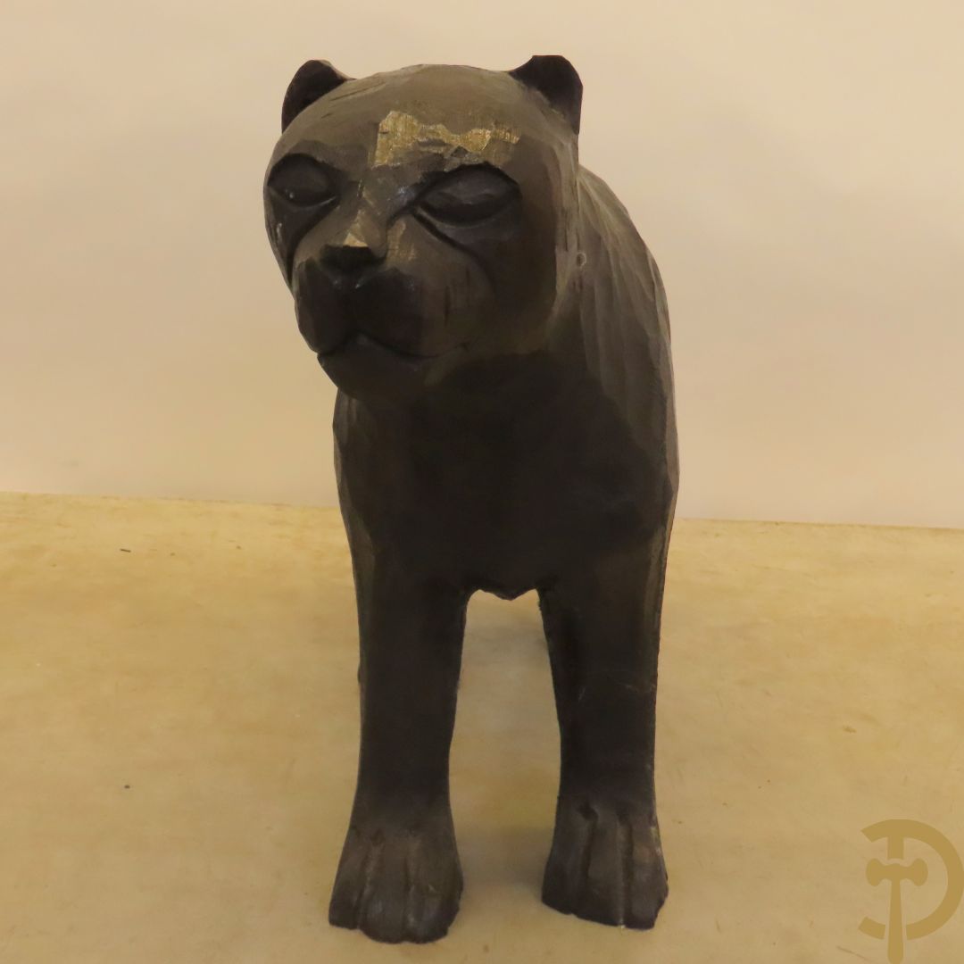 Kareem I.A. getekend onderaan : Houtgesculpteerde en gepatineerde panter