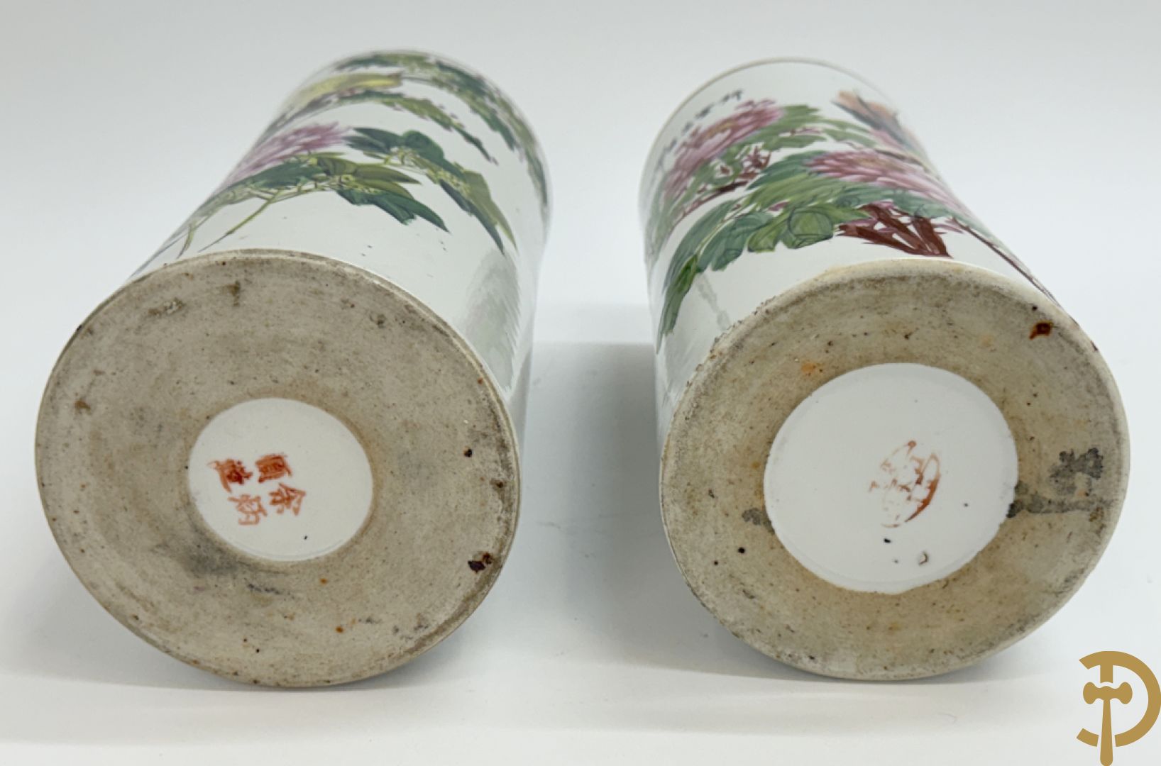 Twee rolvazen met bloemen- en vogeldecor + dekselpotiche met vogeldecor + Chinese vaas met decor van dames en kinderen