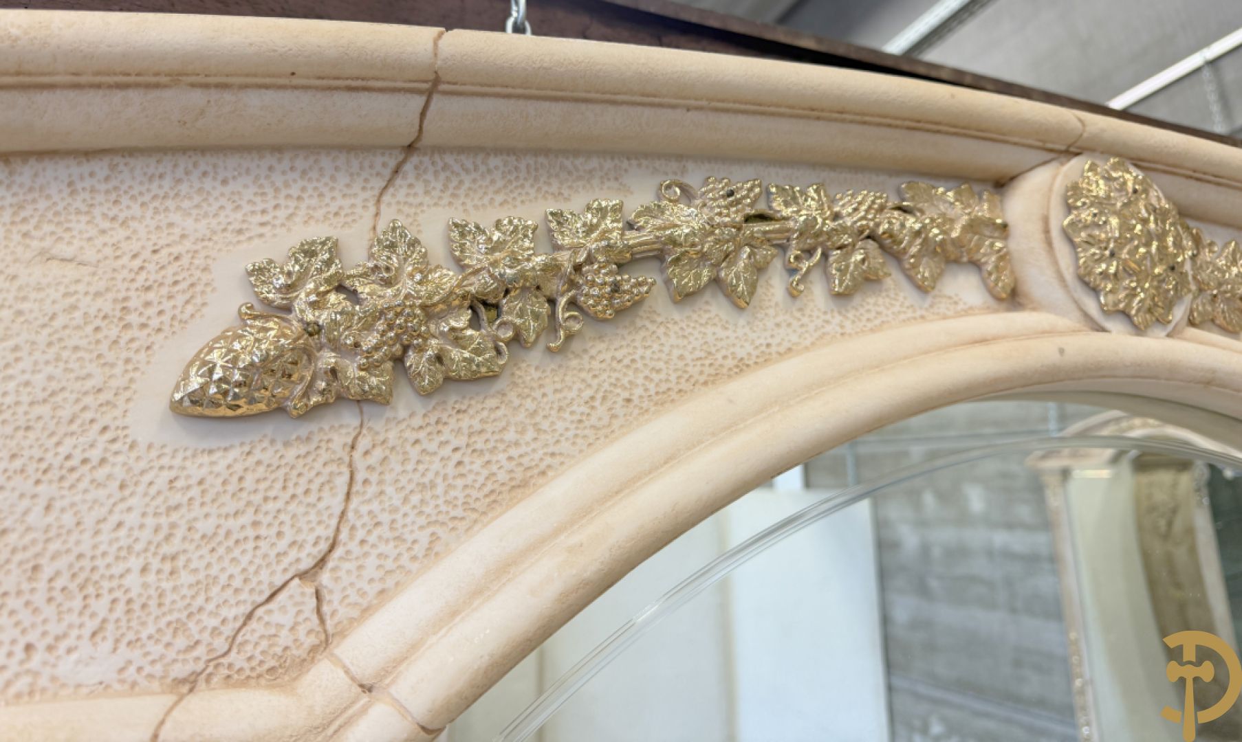 Uitzonderlijke eetkamer bestaande uit dressoir met 4 deuren en 2 lades op voluutvormig onderstel met rocailles opzij en boven met spiegel + bijhorende vitrine + console + spiegel + tafel op voluutvormig onderstel + 6 bijhorende armzetels met koperen frame - uniek ontwerp door de firma Vidal Grau Spaanse makelij, begin jaren 