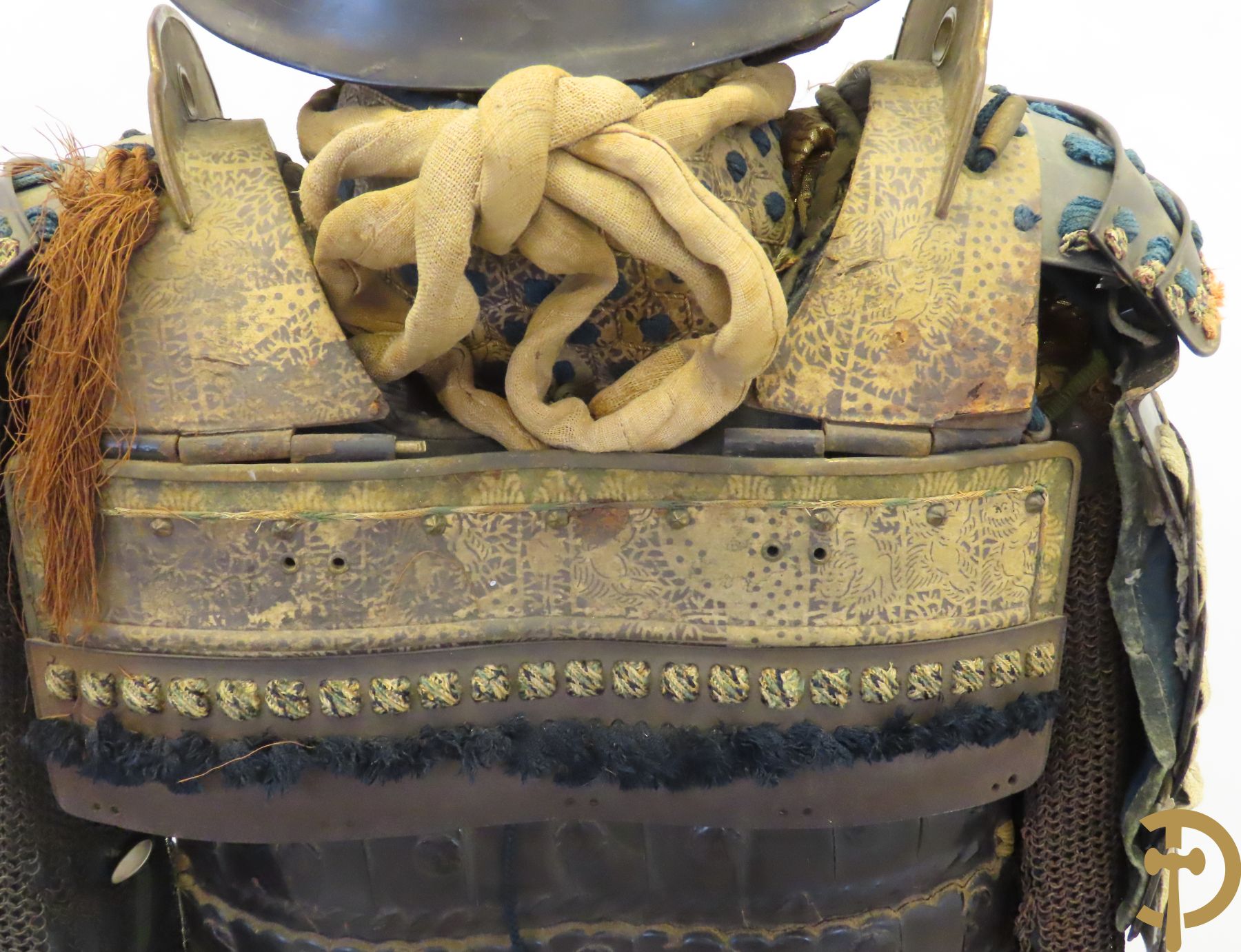 Aziatische antieke samurai uitrusting met helm gemonteerd op statief - type Okegawa Gusoku van ijzer en Kusari in leder.