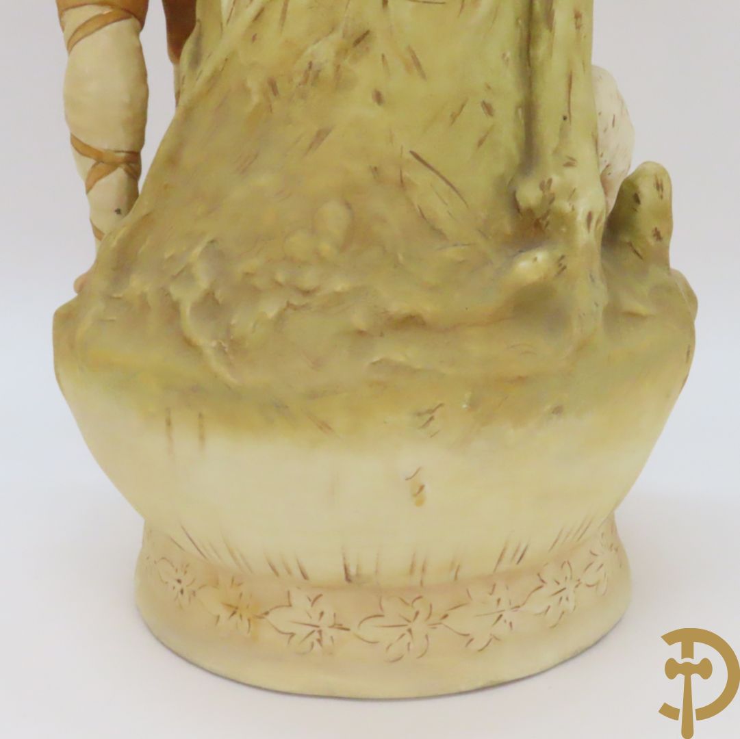 Paar Royal Dux vazen met herderpaar, gemerkt onderaan