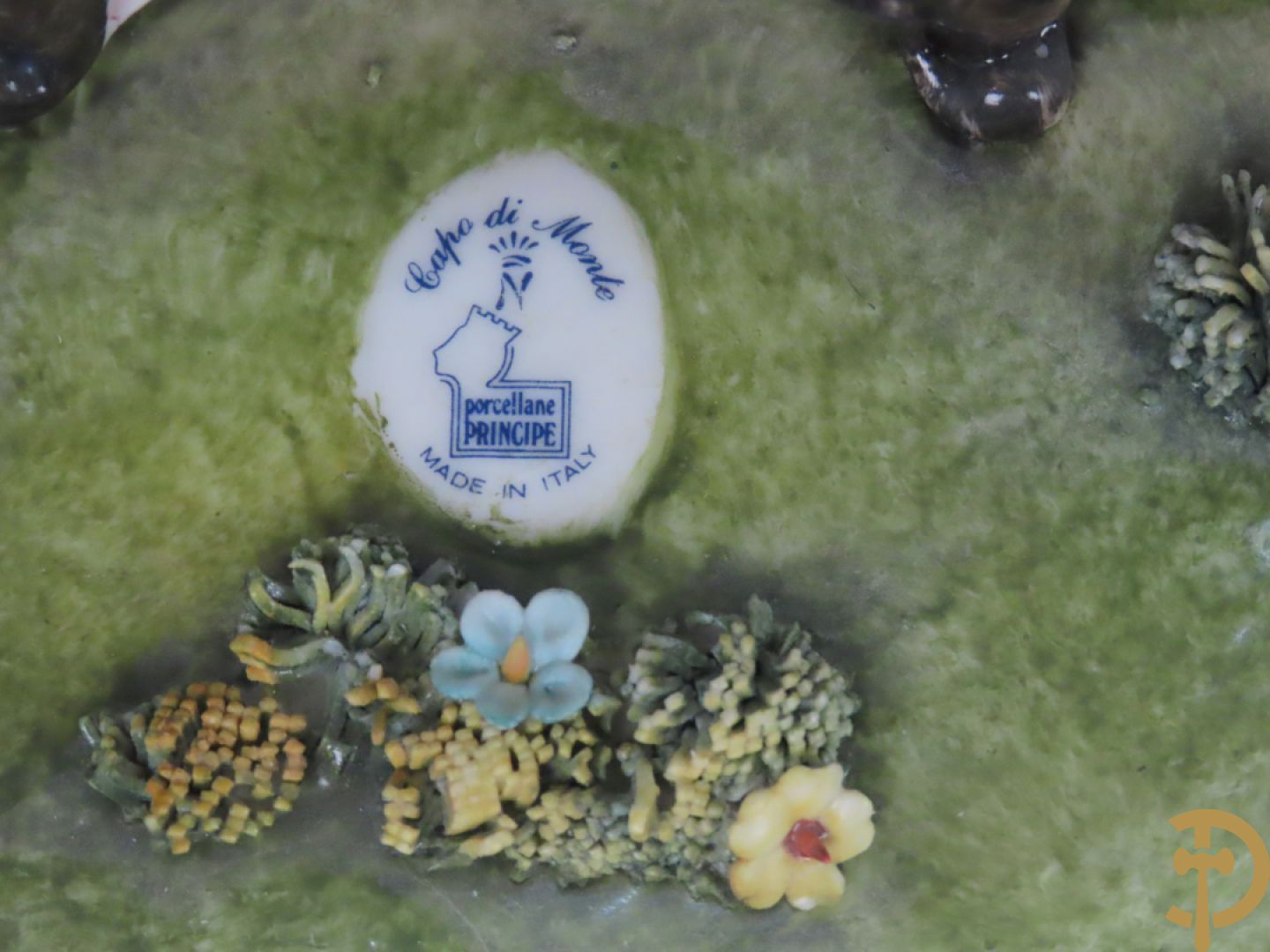 Italiaans porseleinen sierbeeld van zittende dame met 2 windhonden, L. Cazzola getekend en Capo di Monte gemerkt achteraan