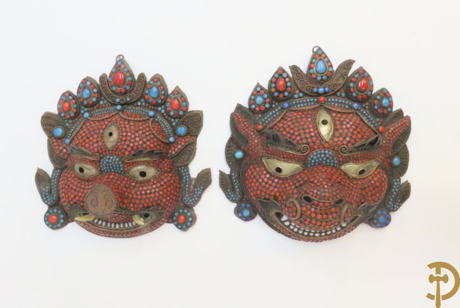 Paar Aziatische koperen maskers met cloisoné techniek