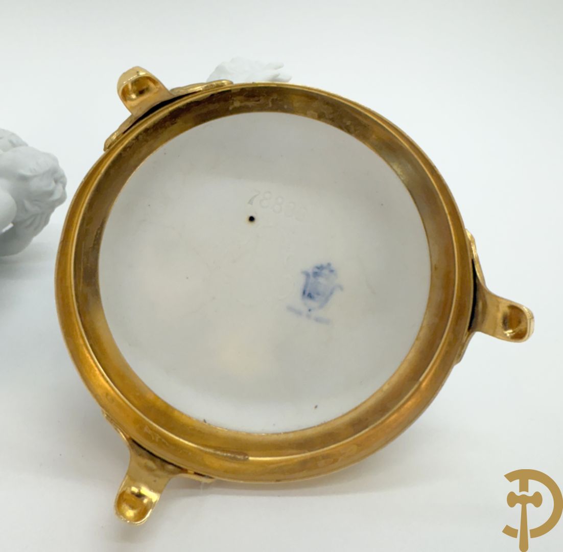 Zeven witte biscuits met voorstelligen van spelende kinderen en engelen op vergulde koperen sokkel, gemerkt Unterweisbach