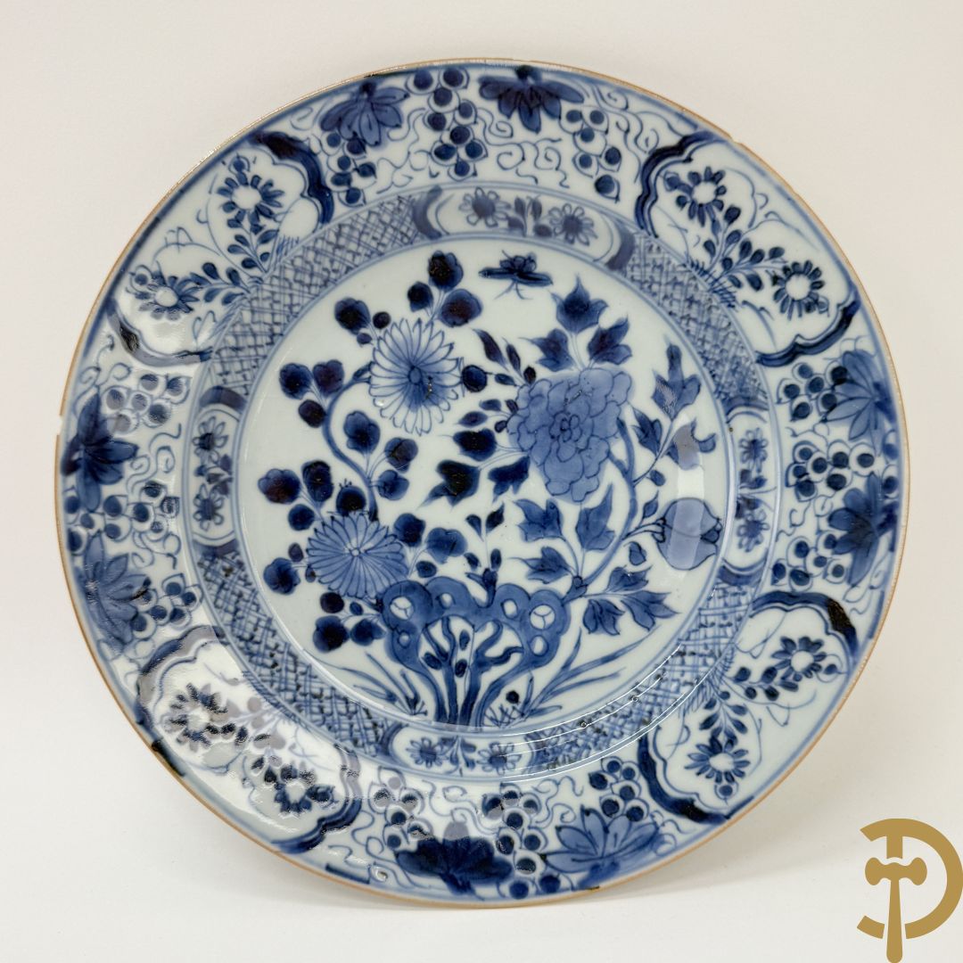 Acht Chinese porseleinen blauw/wit bordjes met bloemendecor, Kangxi