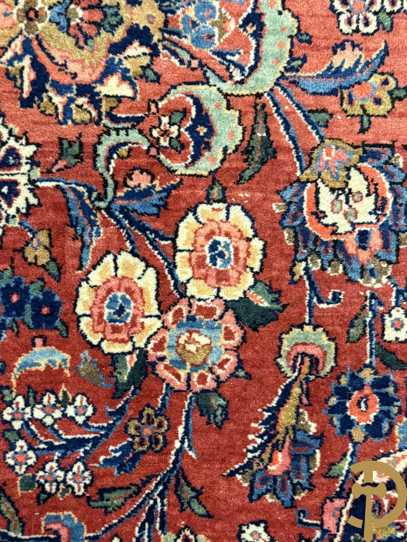 Oosters handgeknoopt tapijt met bloemenmotieven op rode fond