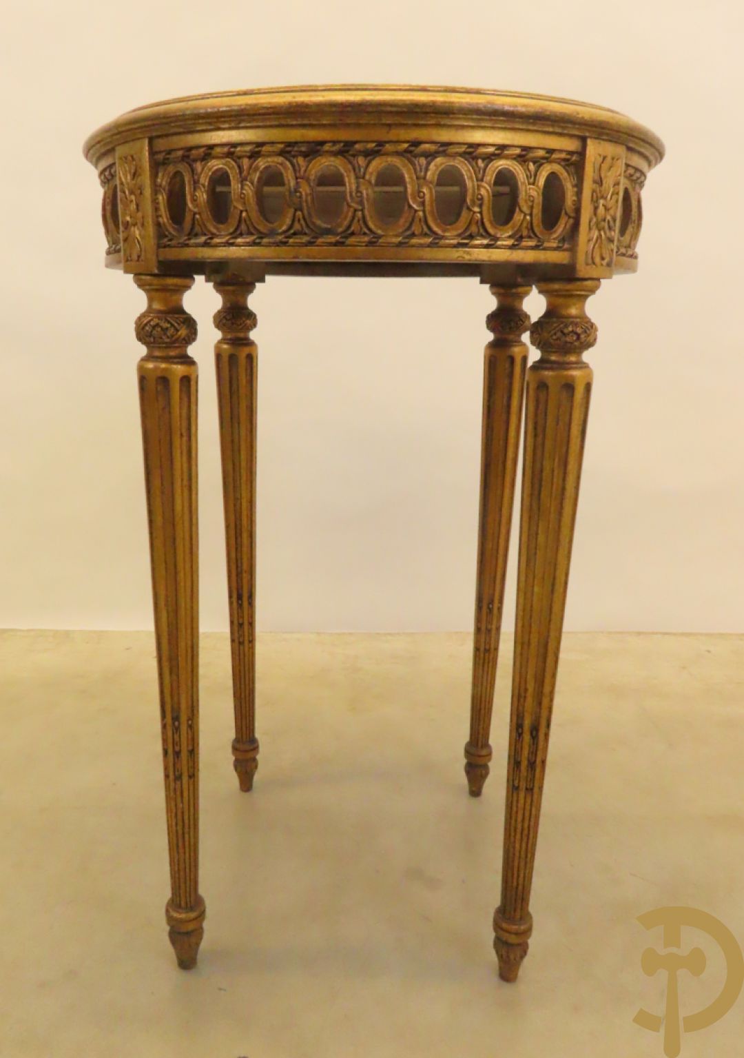 Vergulde bijzettafel met marmeren blad op 4 gecanneleerde poten