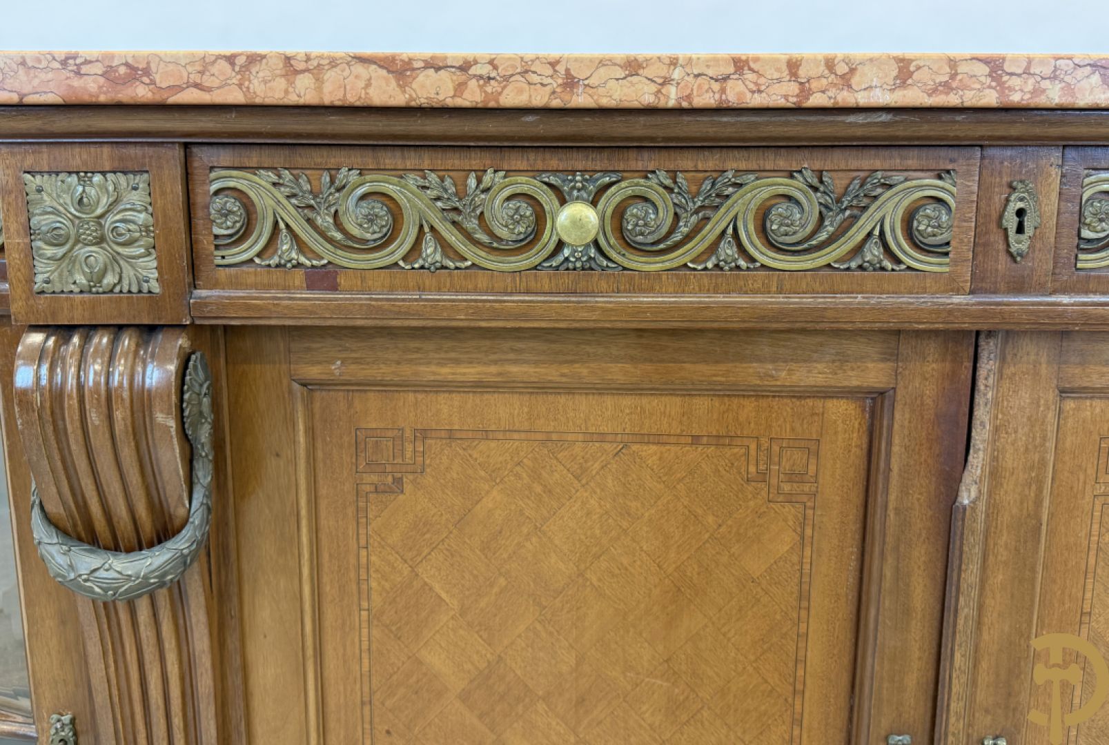 Art deco Decoene vierdeursdressoir in notelaar fineer met gebogen beglaasde deuren opzij en bezet met bronzen ornamenten - bovenaan met marmeren blad