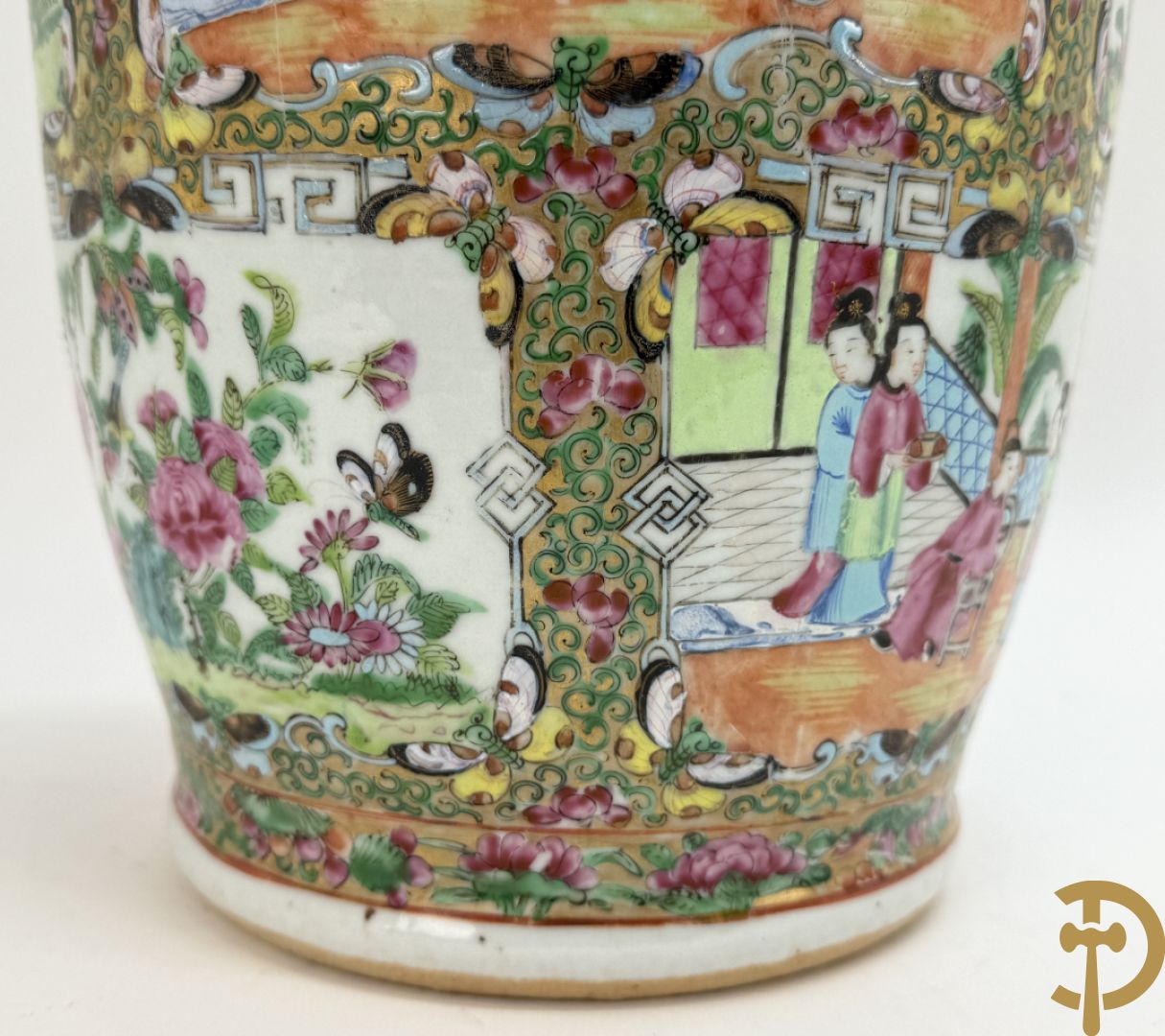 Chinese porseleinen Kanton vaas met geanimeerde taferelen en natuurdecor