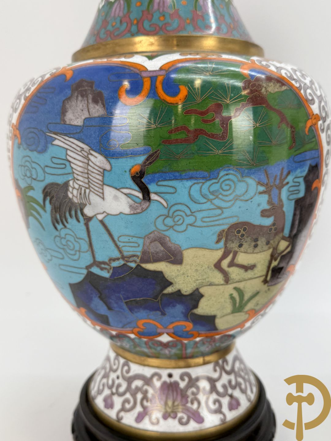 Paar cloisoné vazen met decor van vogels en bloemen op bijhorende zwarte sokkels