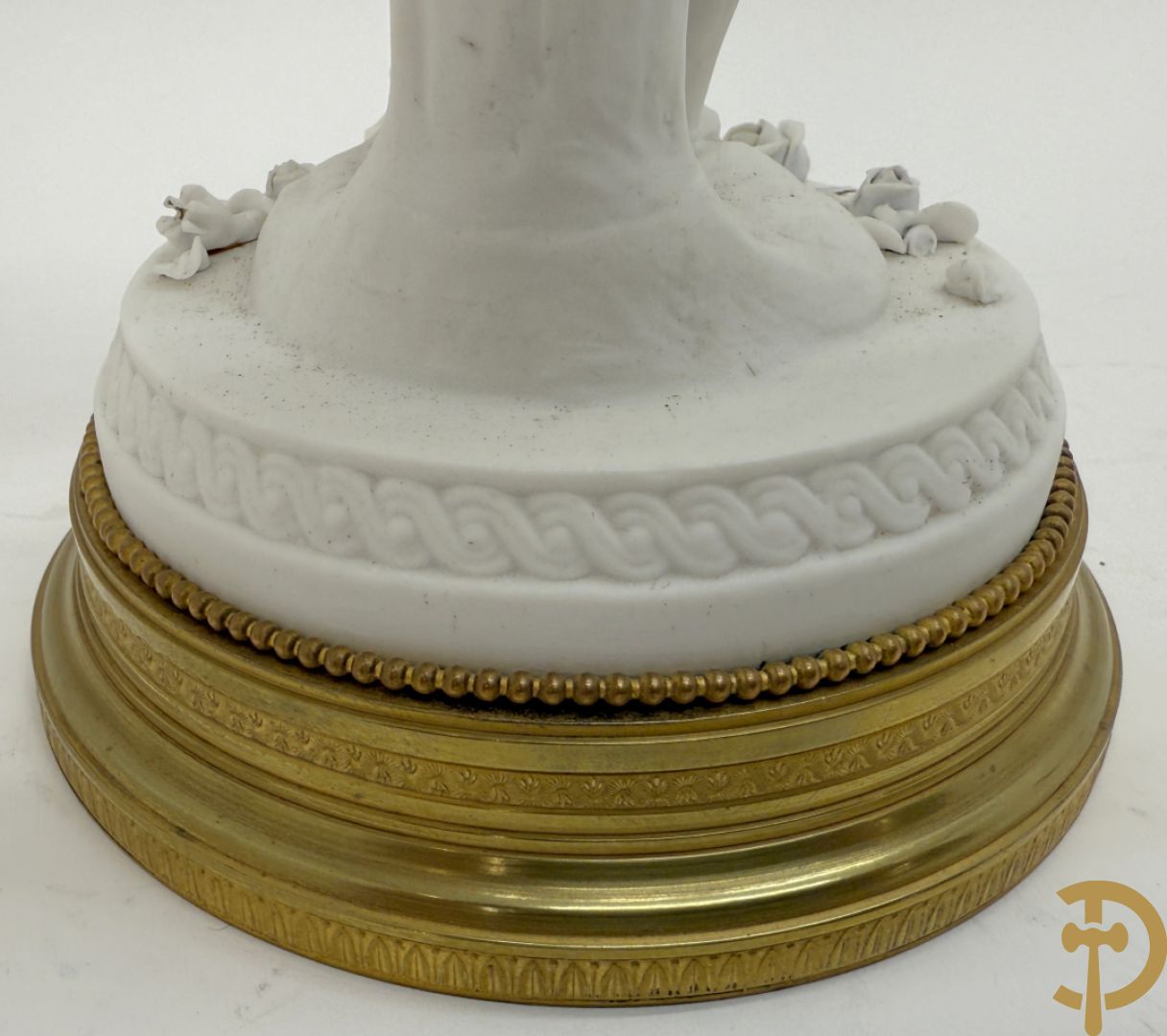 Paar biscuit kandelaars met cupido