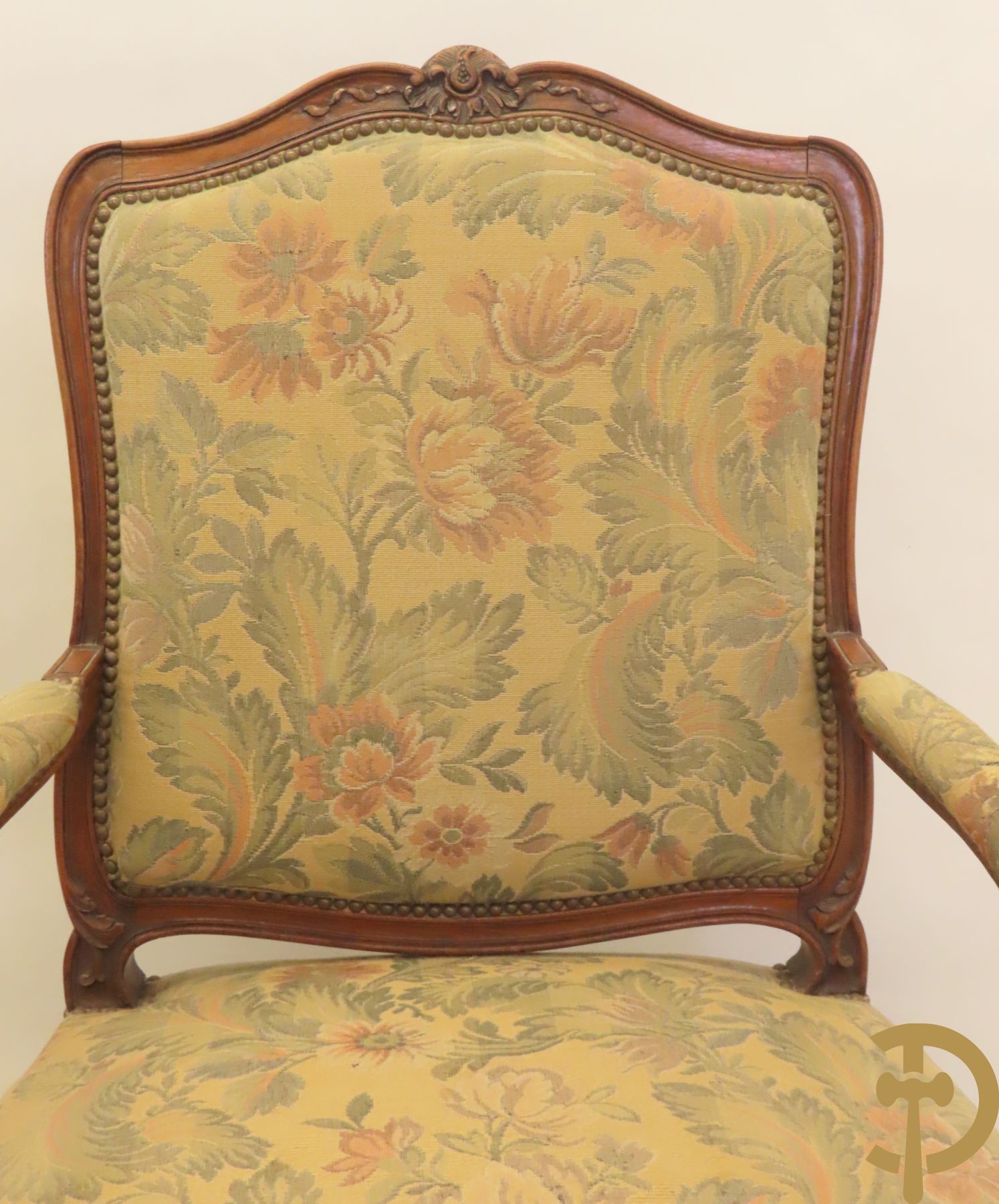 Paar Louis XV armzetels met rocailles, voluutvormige poten en armleuningen