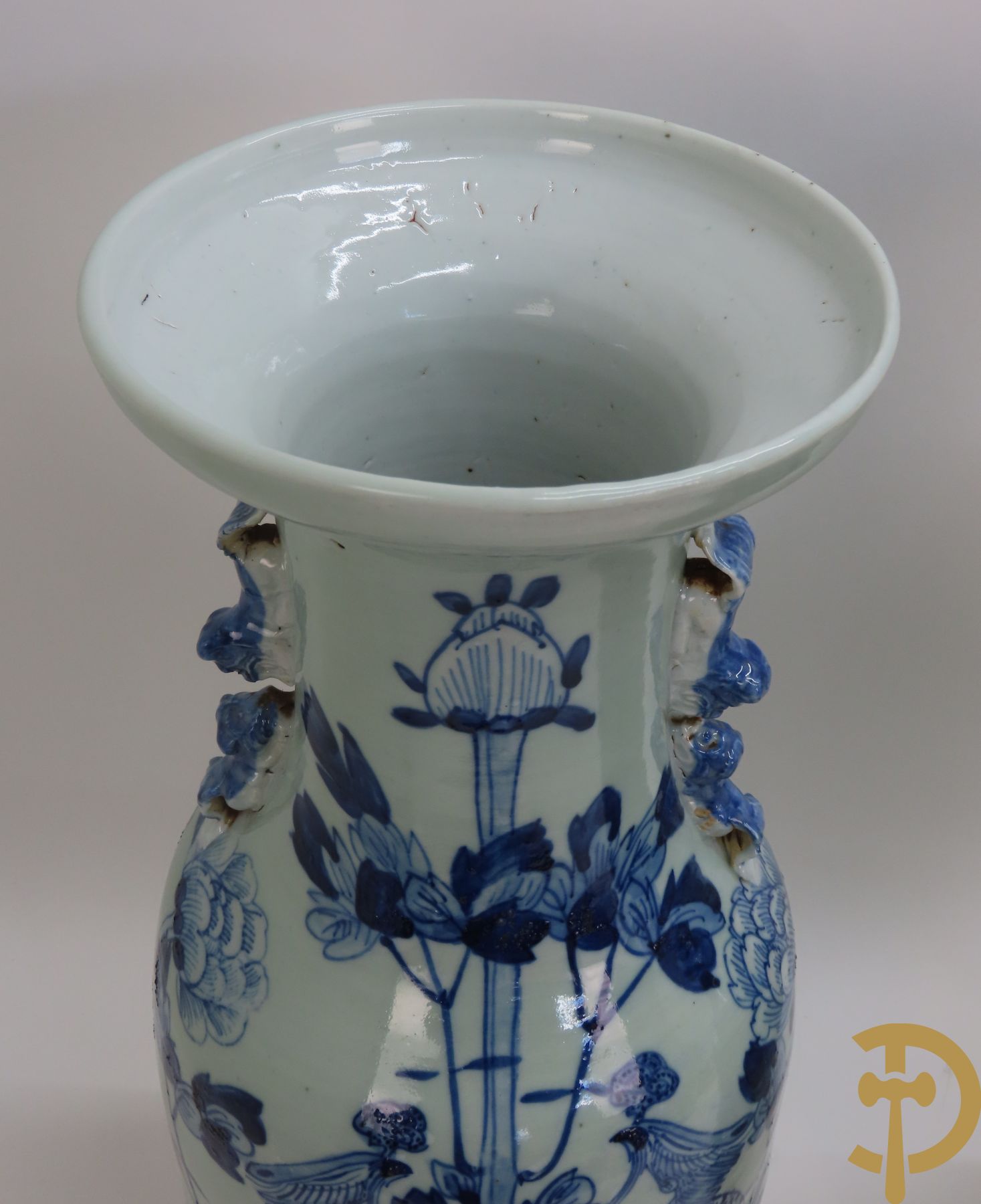 Paar Chinese blauw/wit porseleinen celadon vazen met fenix- en bloemendecor