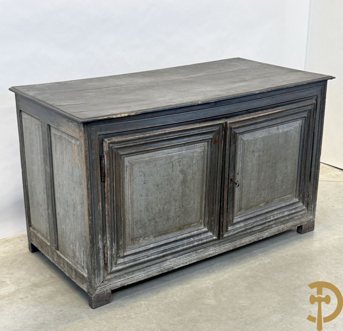 Gepatineerde tweedeursdresse met afgestoken panelen