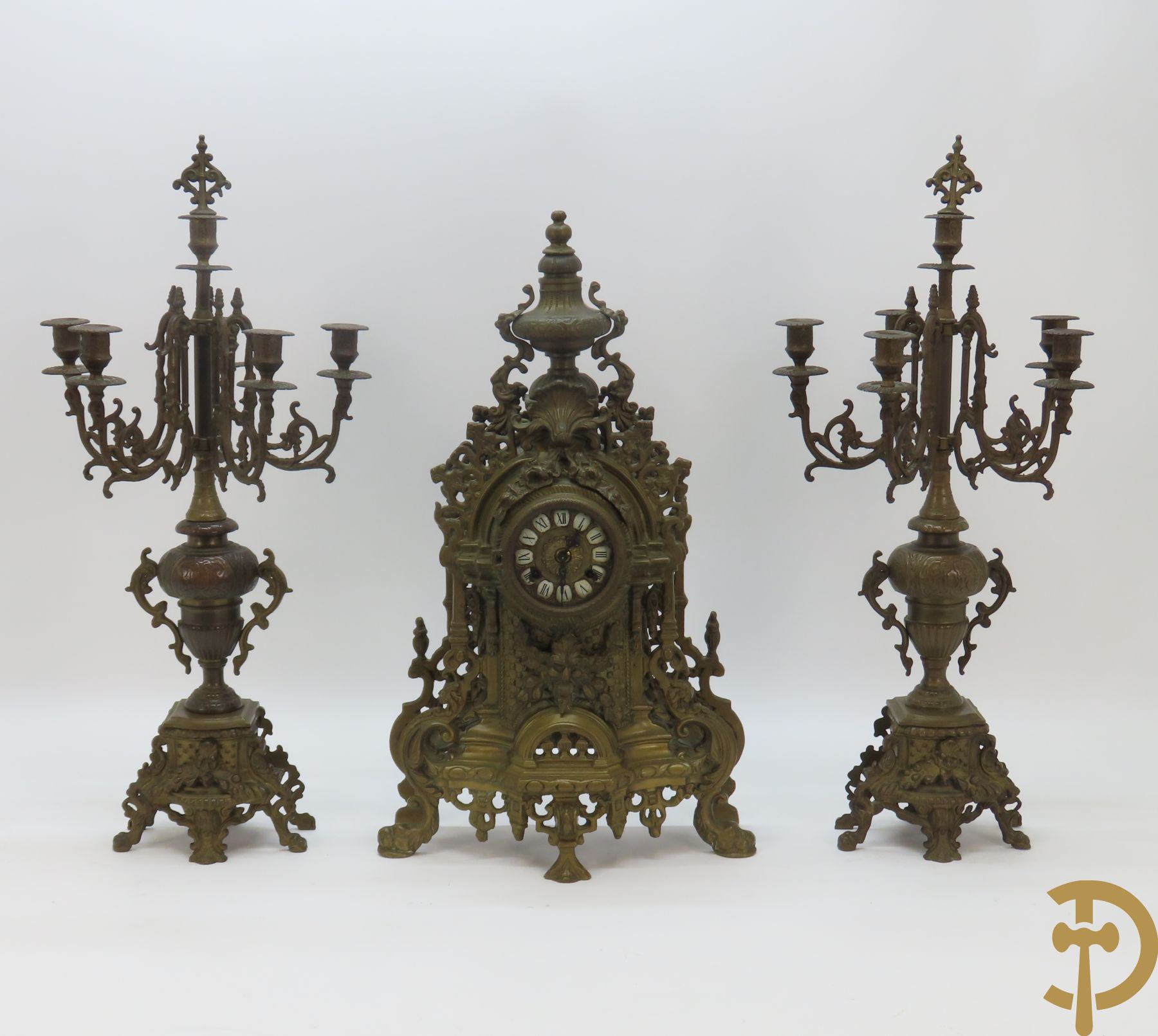 Driedelige koperen garnituur met guirlandes en rocaille, Neo Renaissance stijl
