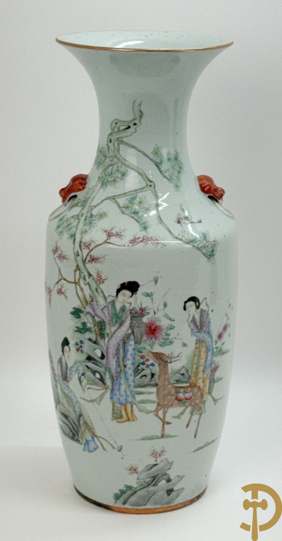Chinese porseleinen vaas met decor van dames en hert in landschap