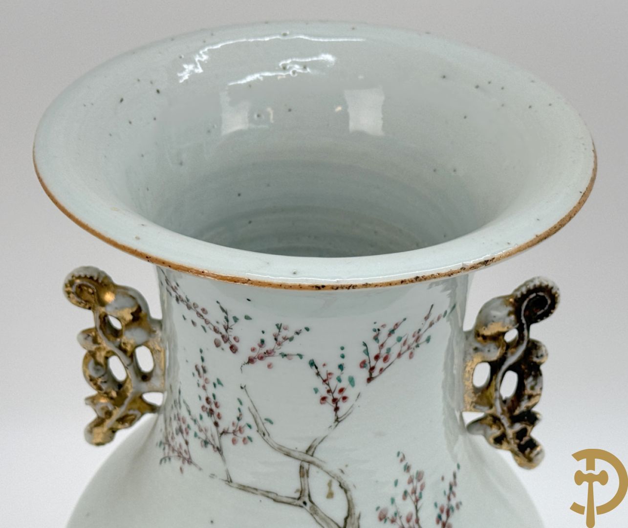 Paar Chinese porseleinen vazen met geisha decor en dames in landschap