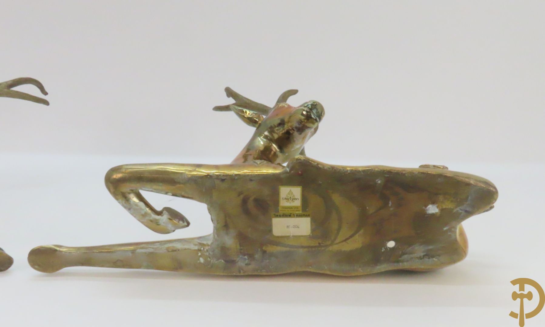 Paar koperen liggende herten