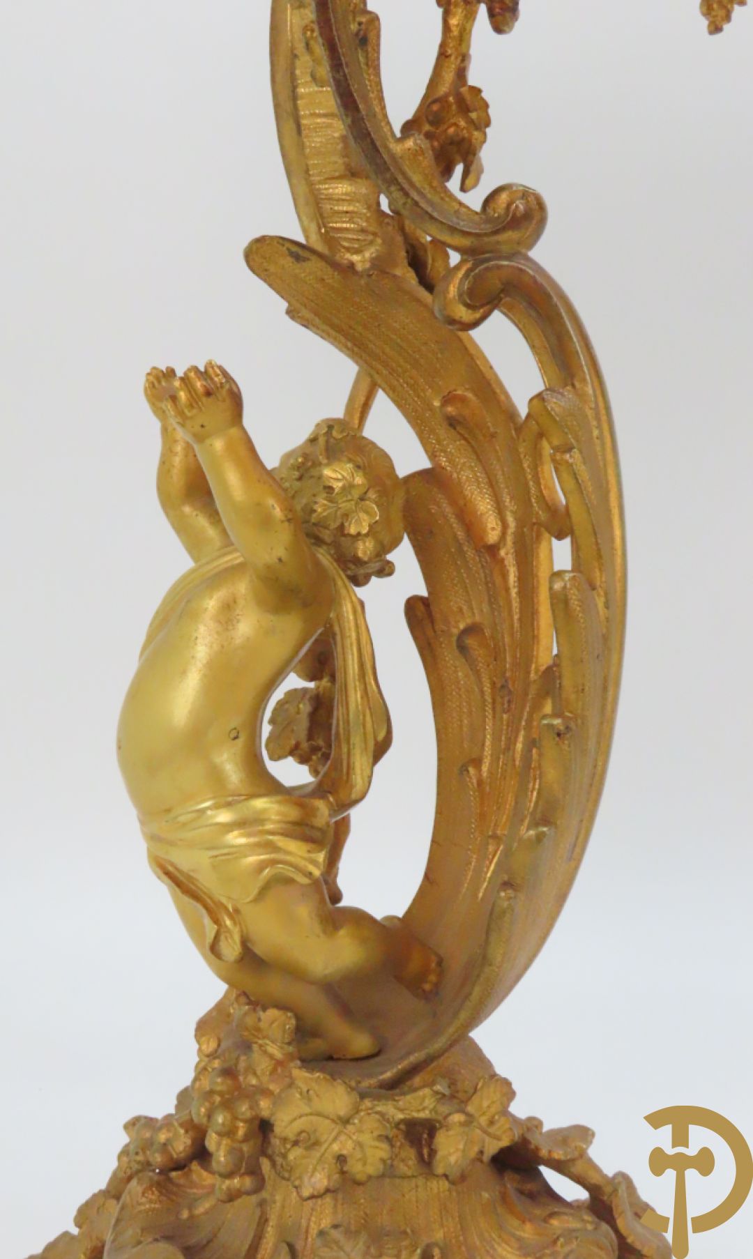 Bronzen schouwklok bezet met 2 cupido