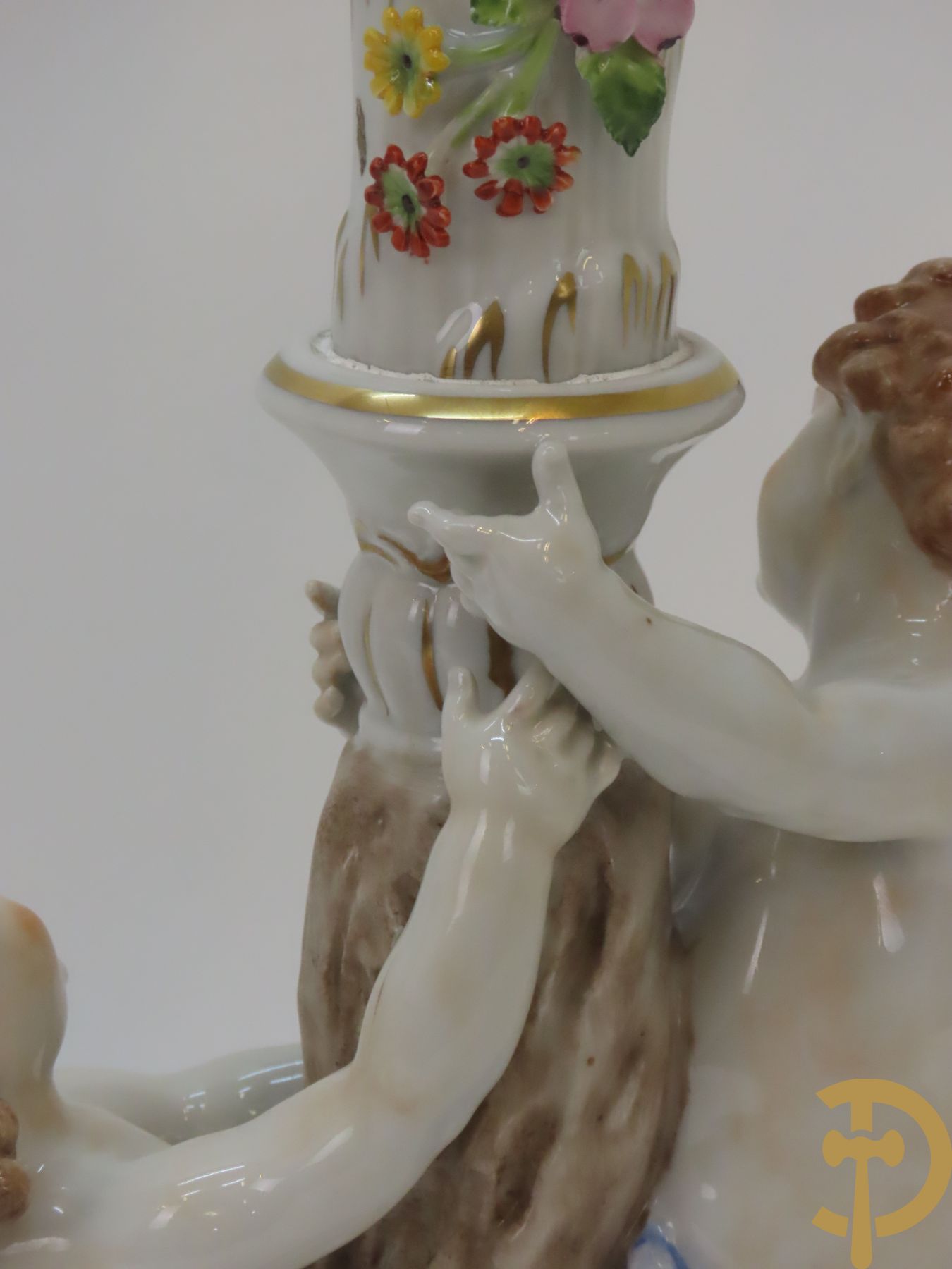 Twee porseleinen vijfarmige kandelaars met cupido