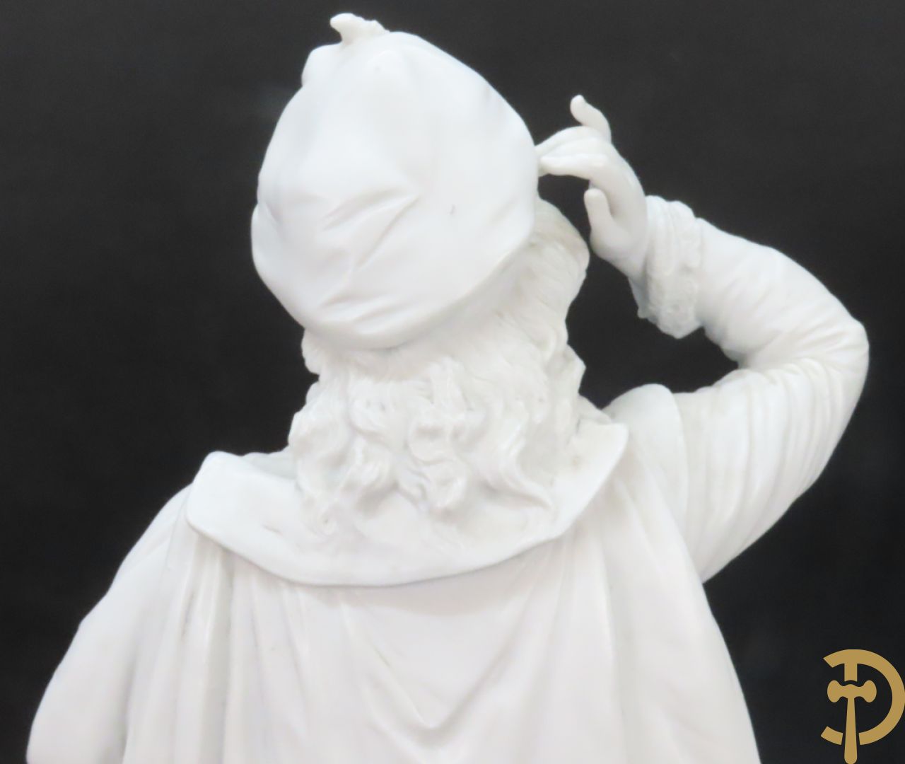 Paar grote witte biscuits van elegant koppel, onderaan gemerkt AM