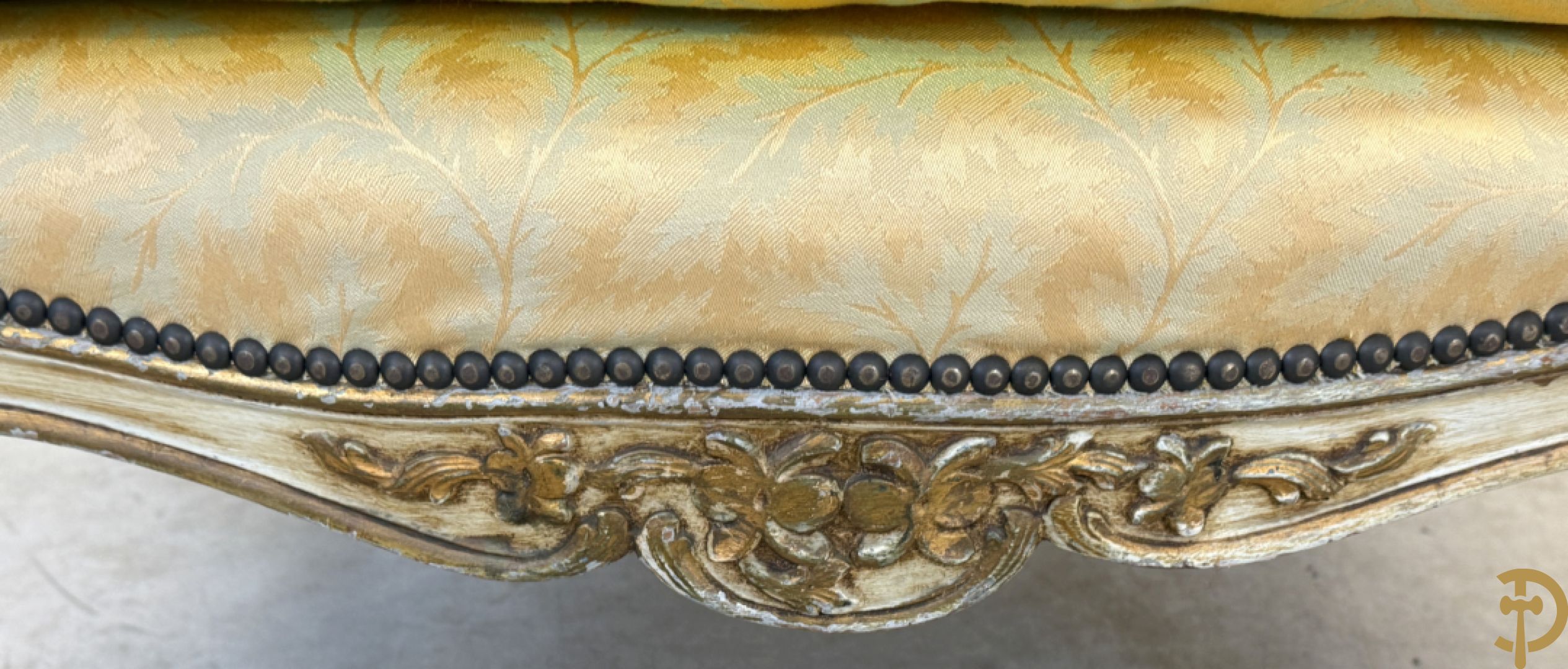 Paar Louis XV bergères met wangen, gesculpteerde accanthusranken en bloemenmotieven