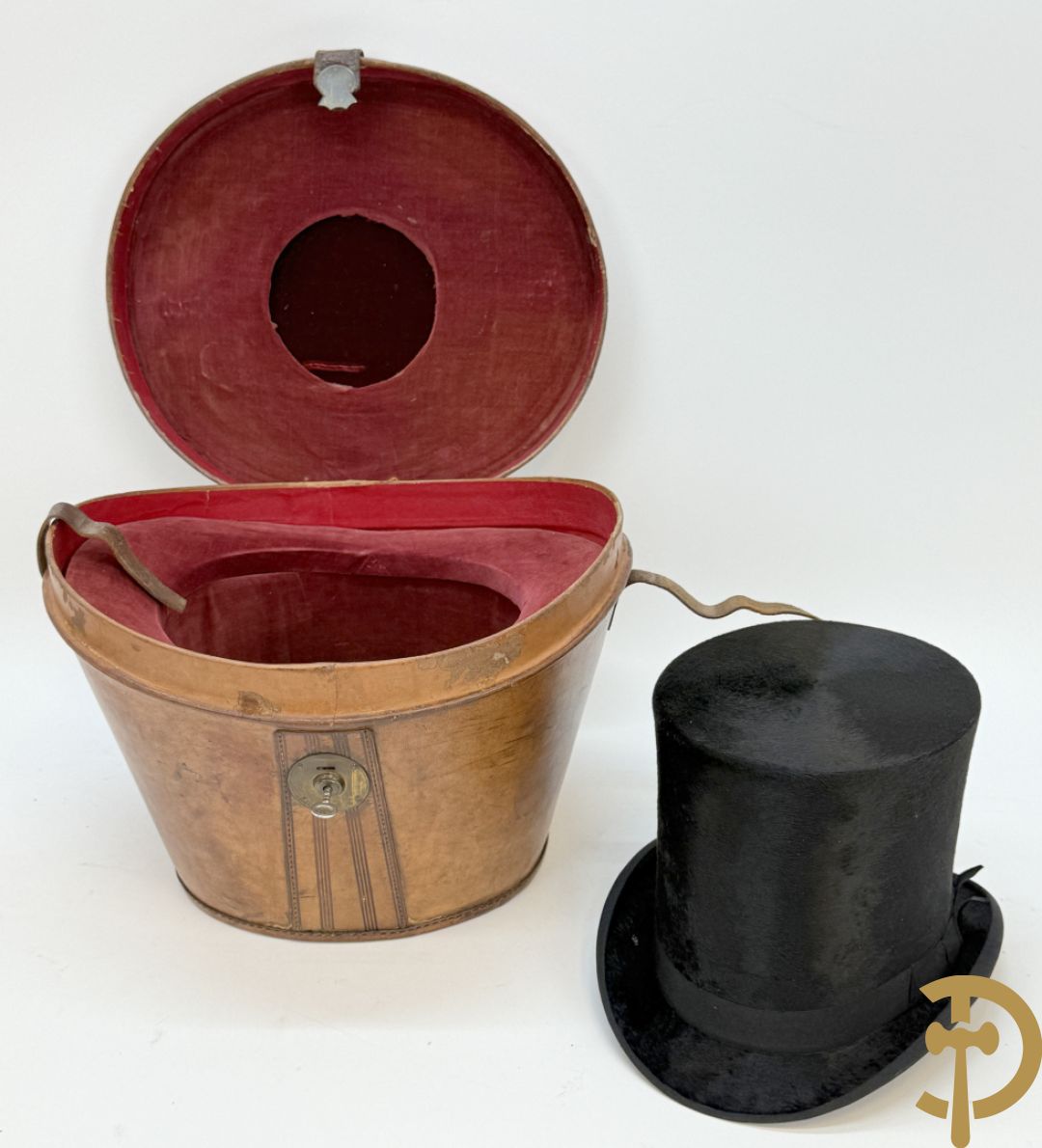 Engelse lederen hoedendoos + rond lederen doosje met lederen etui met verrekijker
