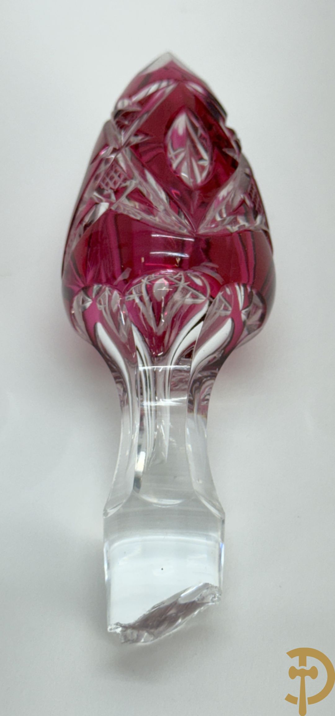 Paarse en rood gekleurde kristallen karaf Val-Saint-Lambert + 2 Boheemse karaffen + verzilverde decanteur met Louis XV motieven