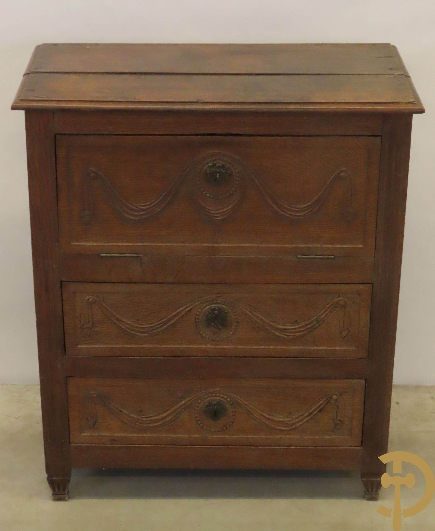 Massief eiken tweeladencommode Louis XVI met bovenaan 3e lade als klep en ingebouwde secretaire