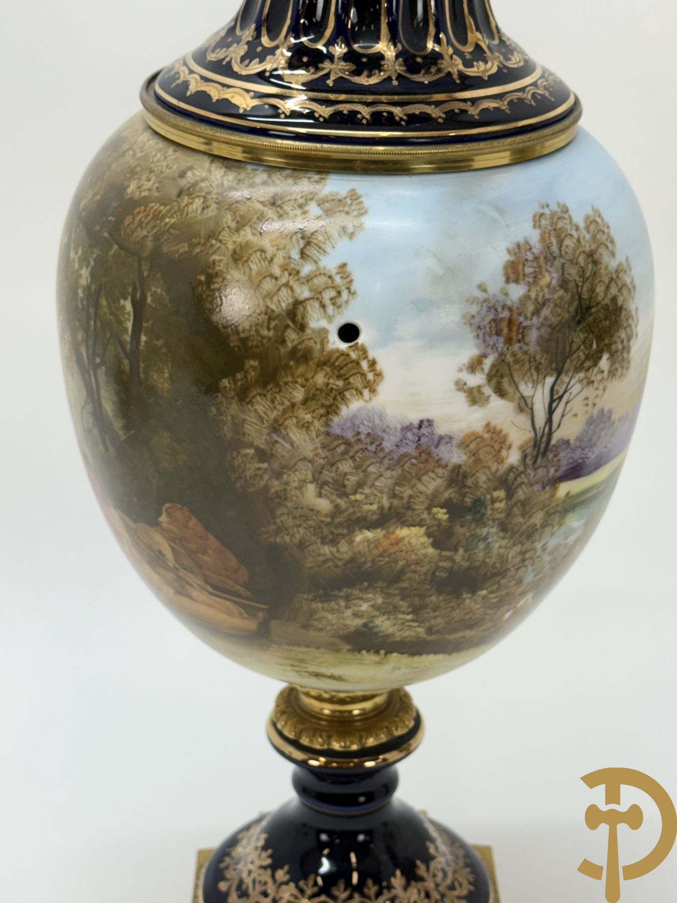 Paar Sèvres stijl vazen met bedrukt geanimeerd decor, naar Boucher