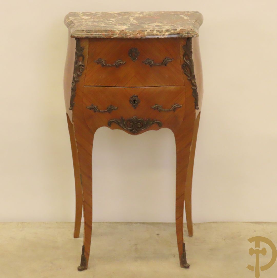 Kleine bijzetkast met 2 lades en bezet met bronzen ornamenten en marmeren blad