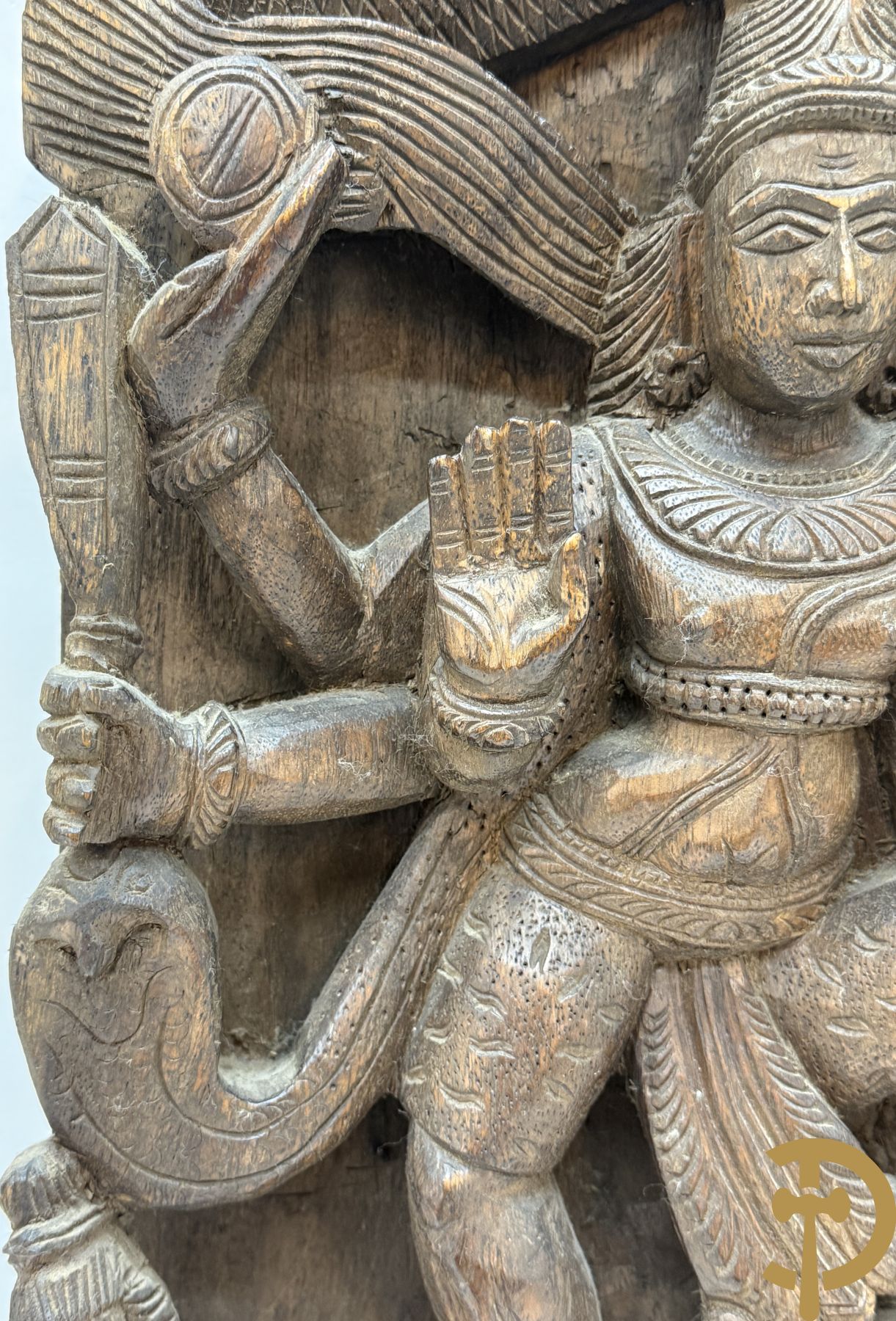 Paar Indische houtgesculpteerde basreliefs van geisha