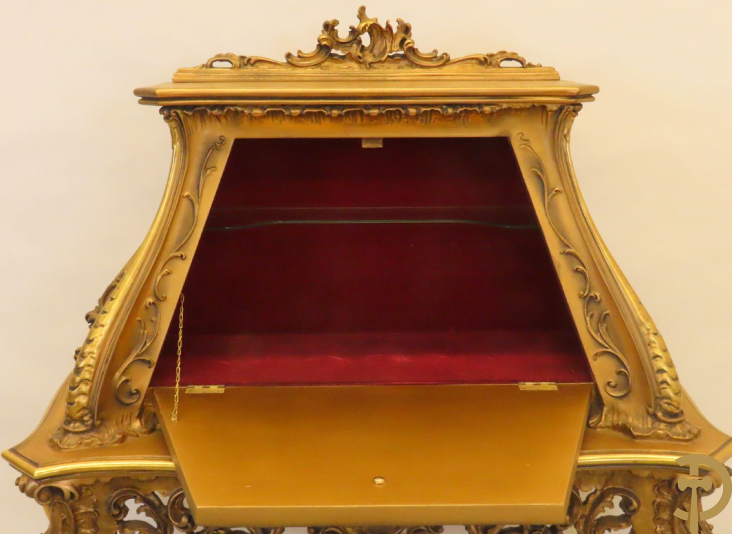 Uitzonderlijke vergulde bar met accanthusranken en bloemenmotieven op voluutvormige poten