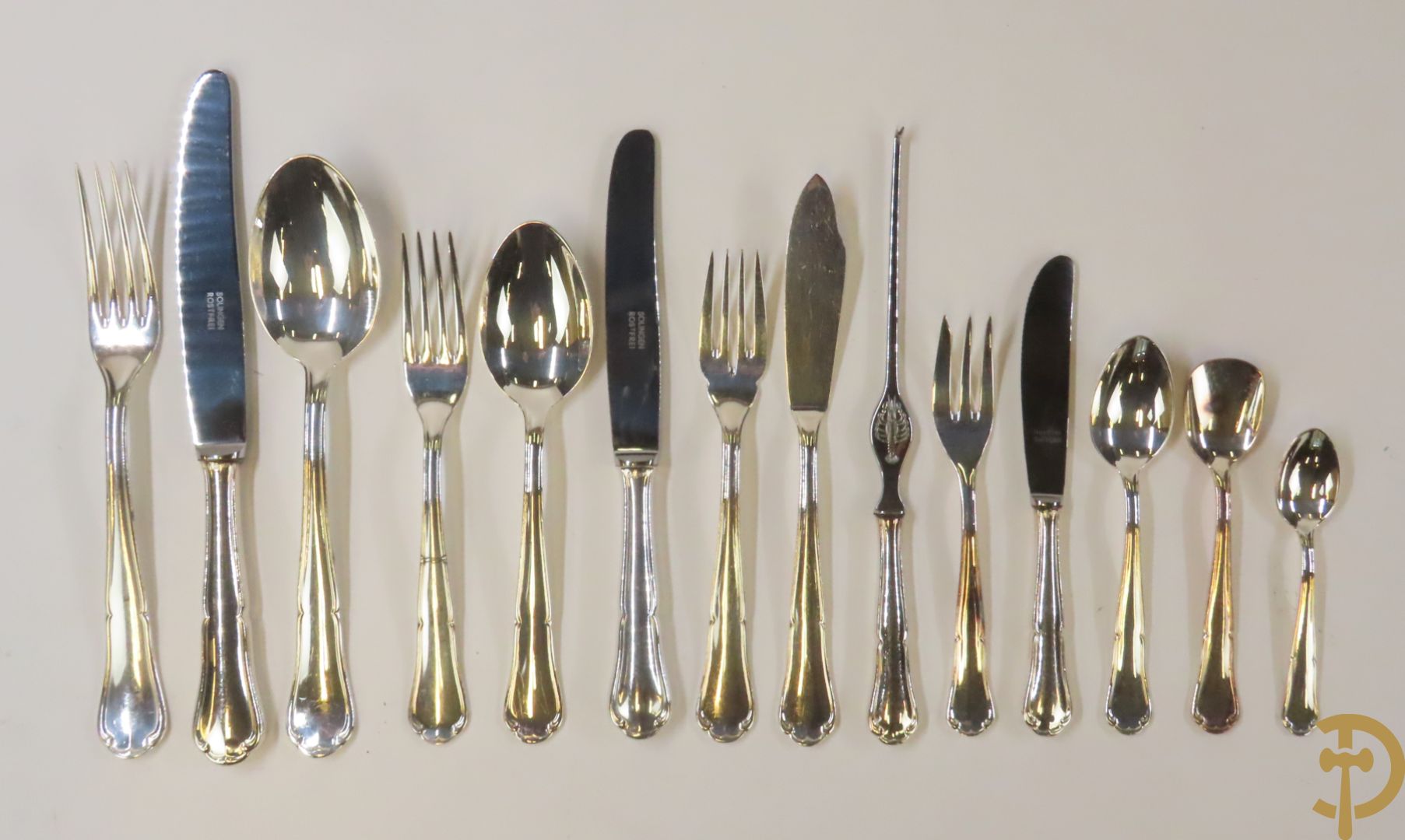 Massief zilveren Duits bestek in koffer bestaande uit 12 lepels, 12 vorken, 12 dessertlepels, 12 dessertvorken, 12 messen, 12 dessertmessen, 12 visvorken, 12 vislepels, 12 ijslepels, 12 mokkalepels, 12 kreeftenvorken, 12 kleine vorkjes, 3 koffielepeltjes en 14 losse stukken